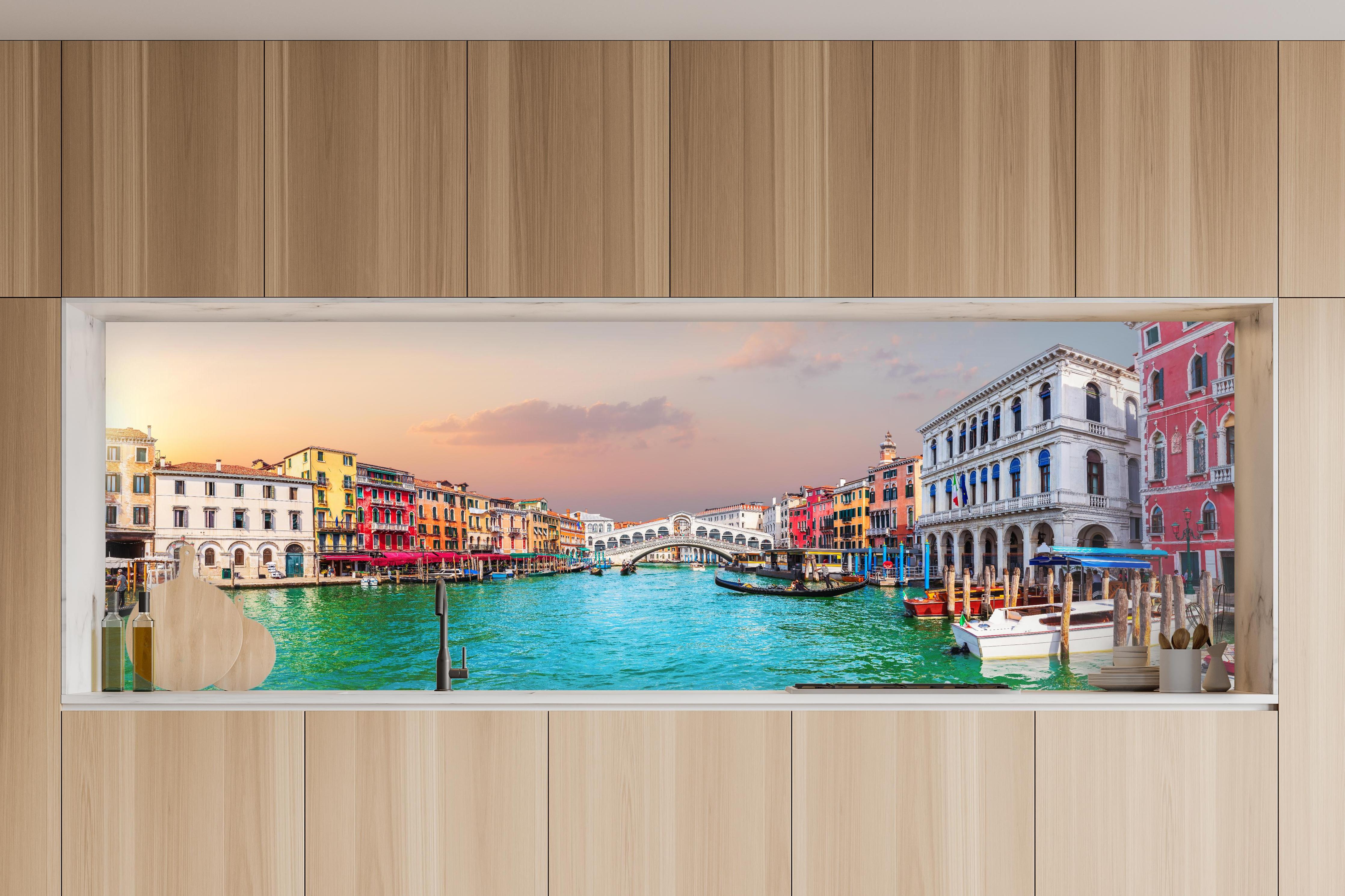 Küche - Venedig Kanal bei Sonnenuntergang in charakteristischer Vollholz-Küche mit modernem Gasherd
