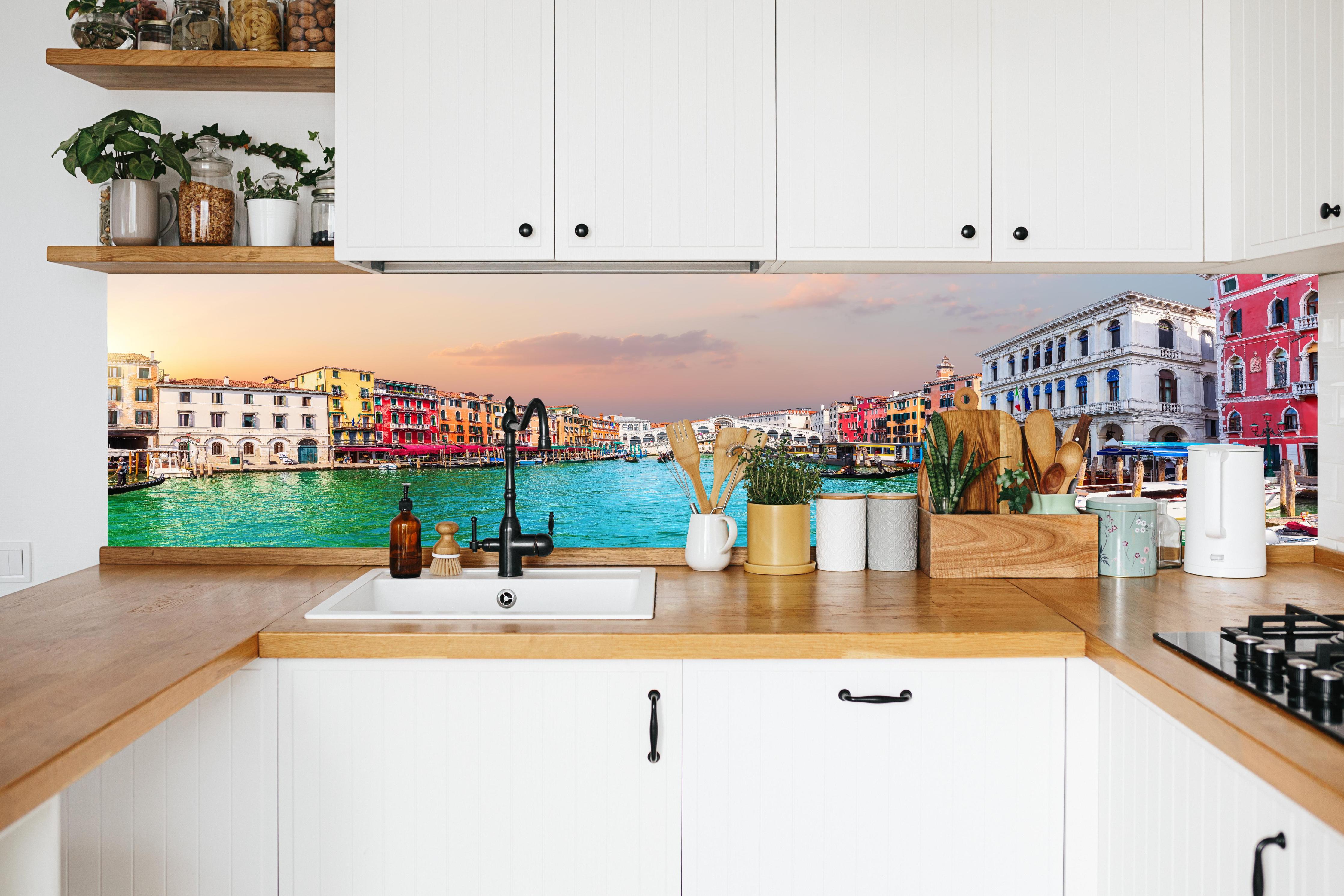 Küche - Venedig Kanal bei Sonnenuntergang in weißer Küche hinter Gewürzen und Kochlöffeln aus Holz