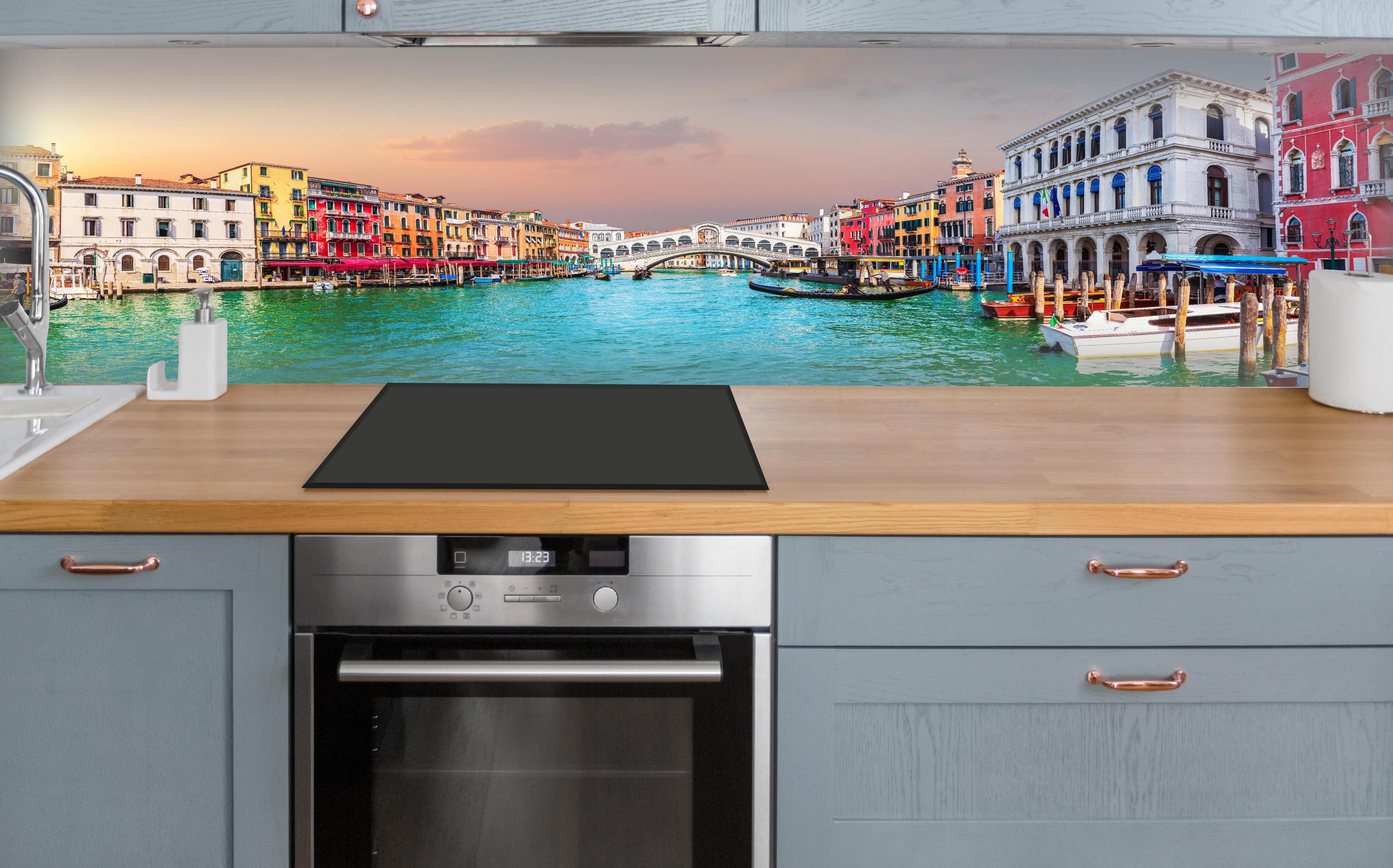 Küche - Venedig Kanal bei Sonnenuntergang über polierter Holzarbeitsplatte mit Cerankochfeld