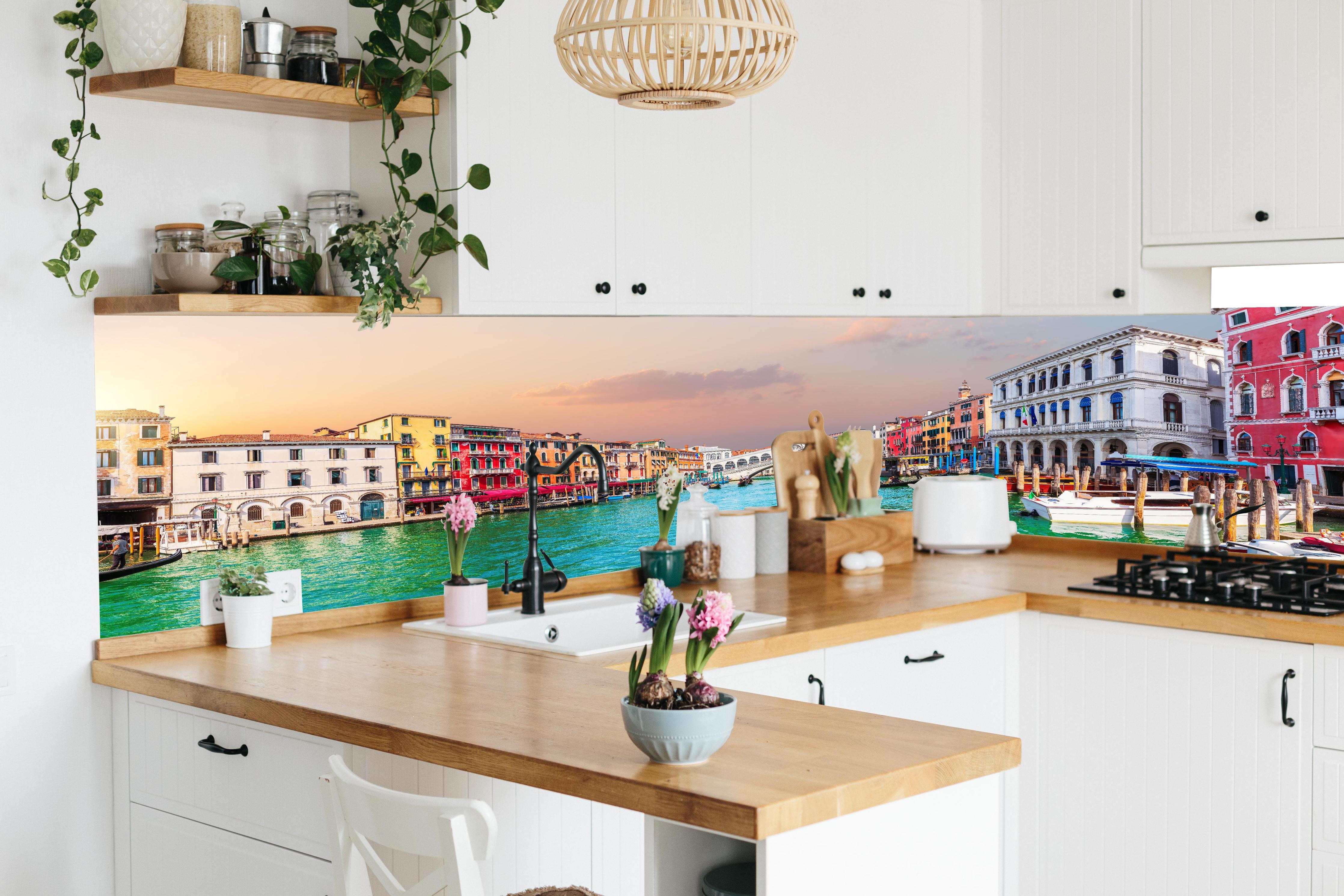 Küche - Venedig Kanal bei Sonnenuntergang in lebendiger Küche mit bunten Blumen