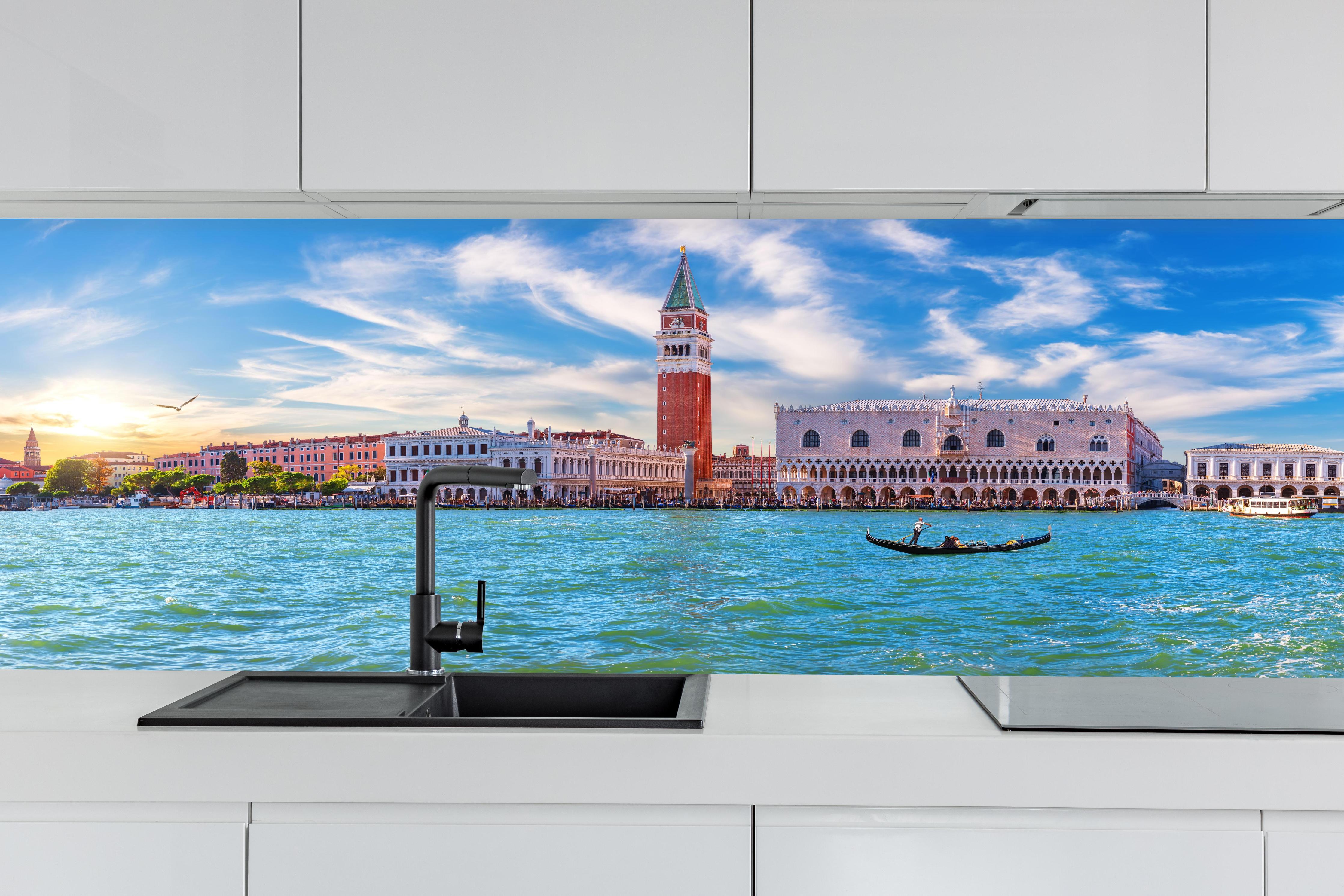 Küche - Venedig Skyline Blau-Türkis hinter weißen Hochglanz-Küchenregalen und schwarzem Wasserhahn