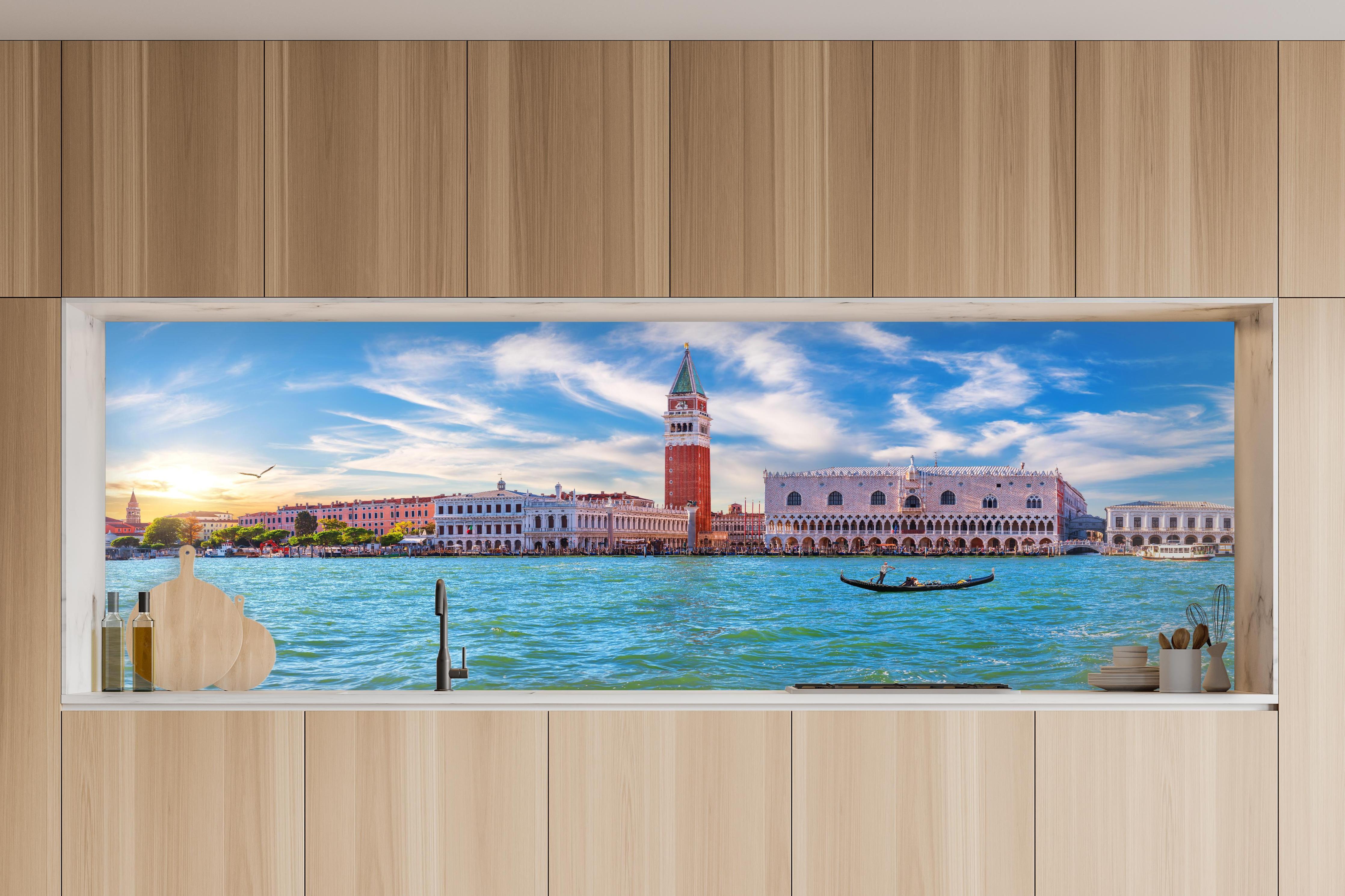 Küche - Venedig Skyline Blau-Türkis in charakteristischer Vollholz-Küche mit modernem Gasherd