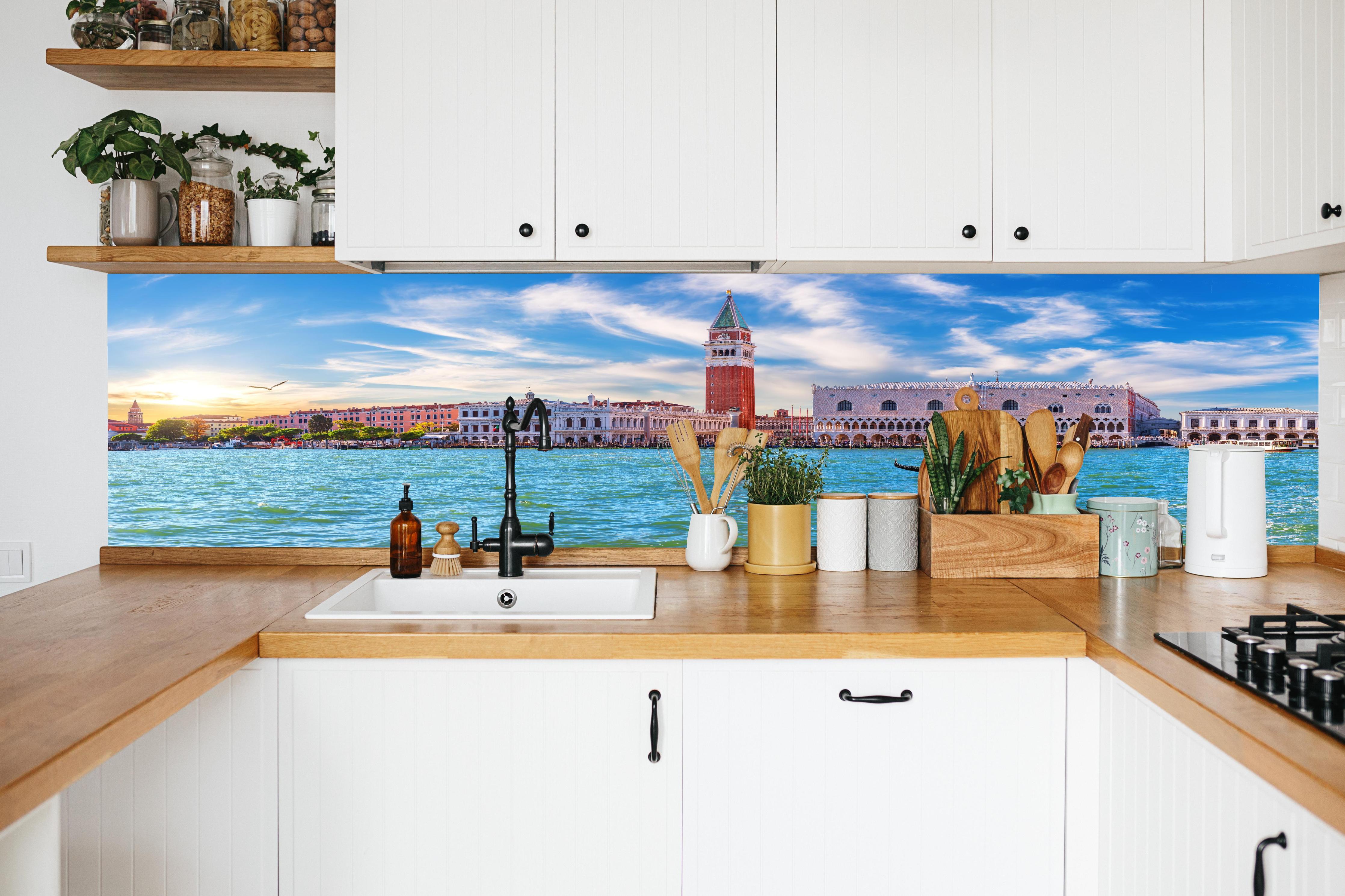 Küche - Venedig Skyline Blau-Türkis in weißer Küche hinter Gewürzen und Kochlöffeln aus Holz