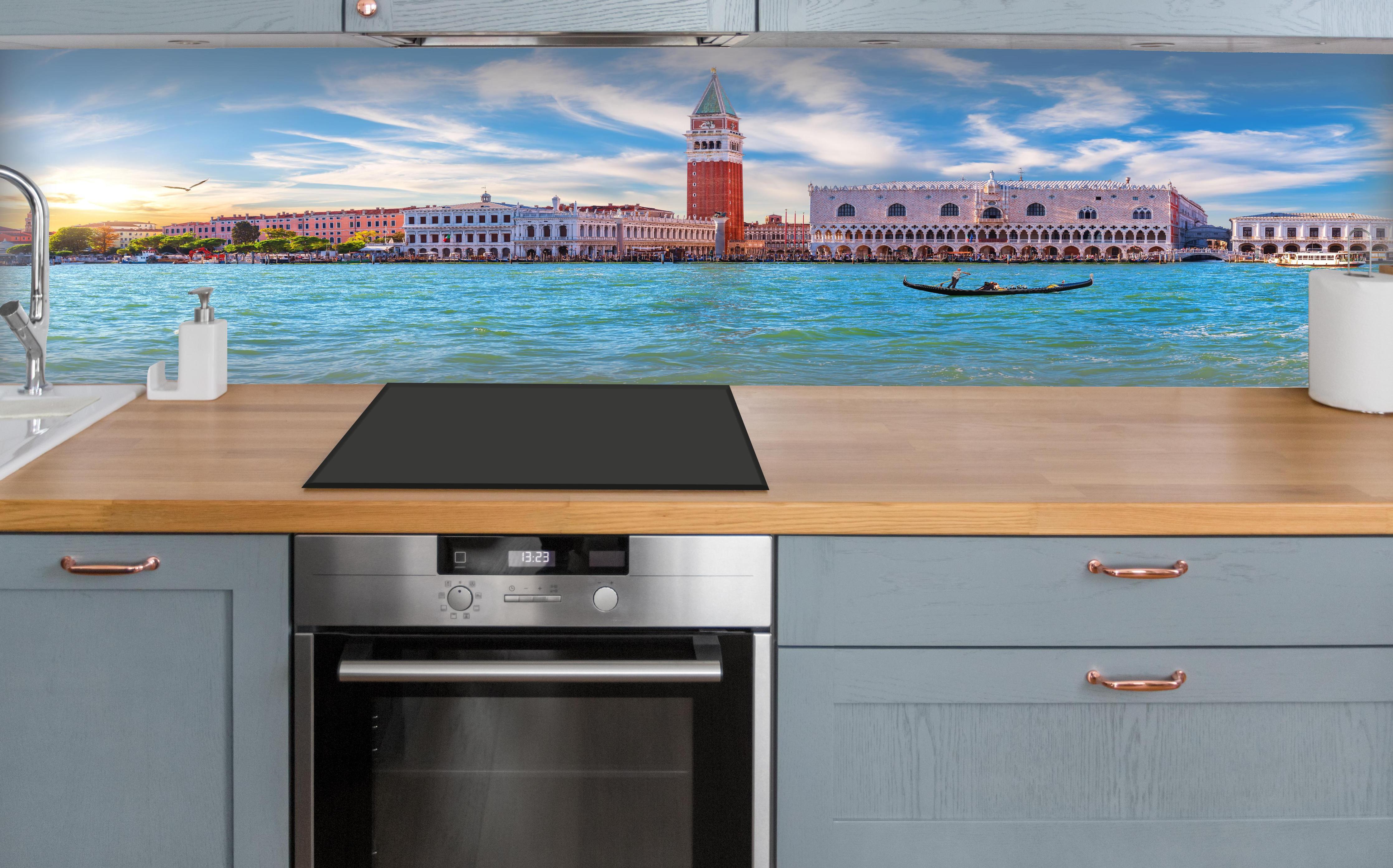 Küche - Venedig Skyline Blau-Türkis über polierter Holzarbeitsplatte mit Cerankochfeld