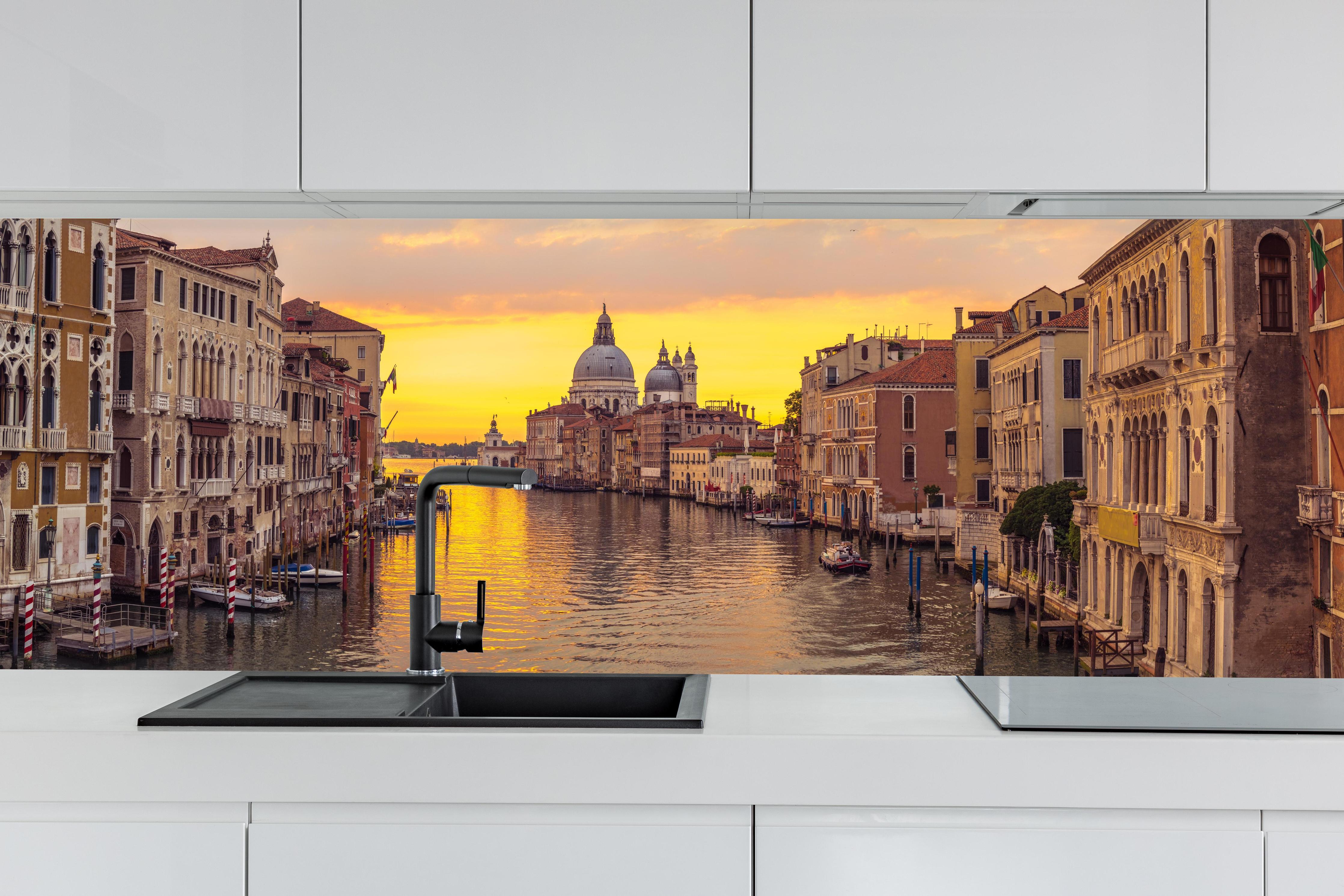 Küche - Venedig Skyline Sonnenuntergang hinter weißen Hochglanz-Küchenregalen und schwarzem Wasserhahn