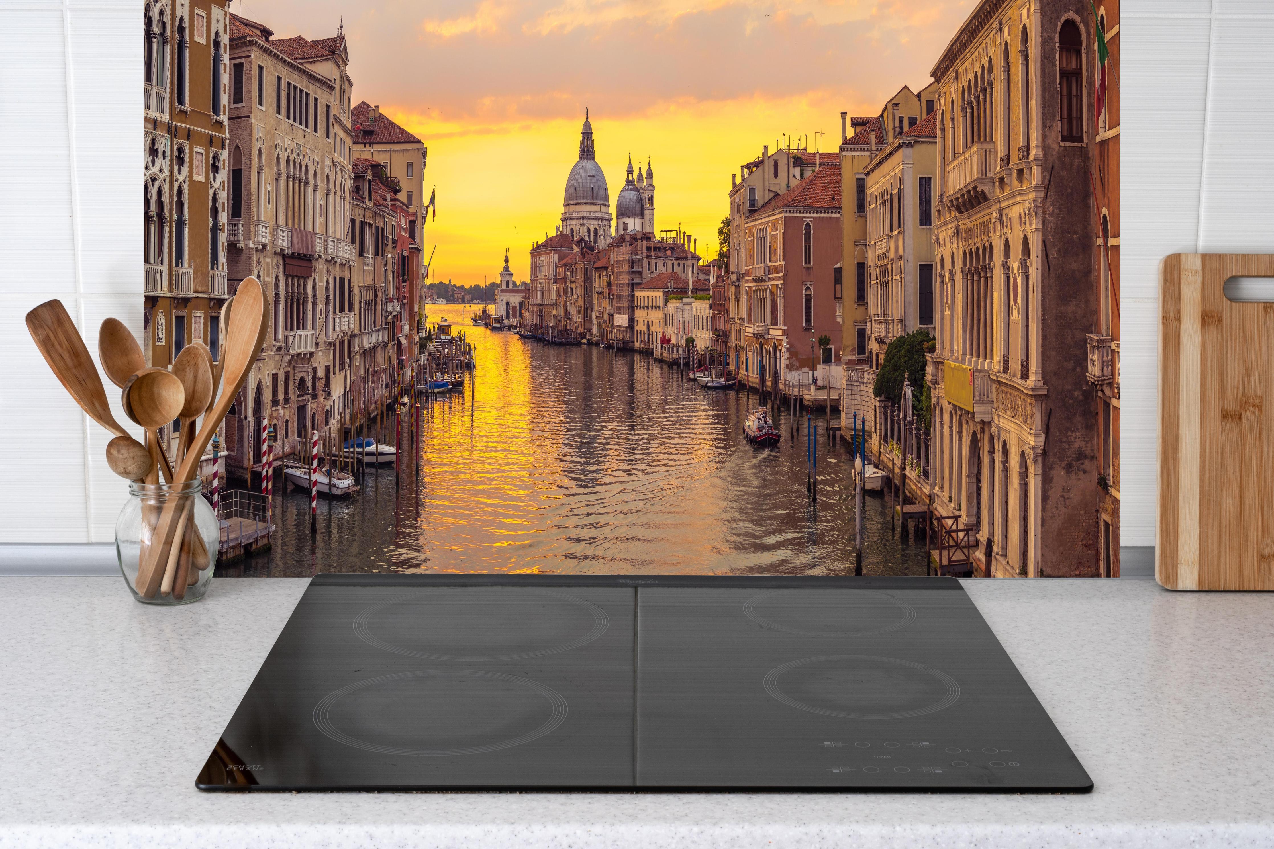 Küche - Venedig Skyline Sonnenuntergang hinter Cerankochfeld und Holz-Kochutensilien