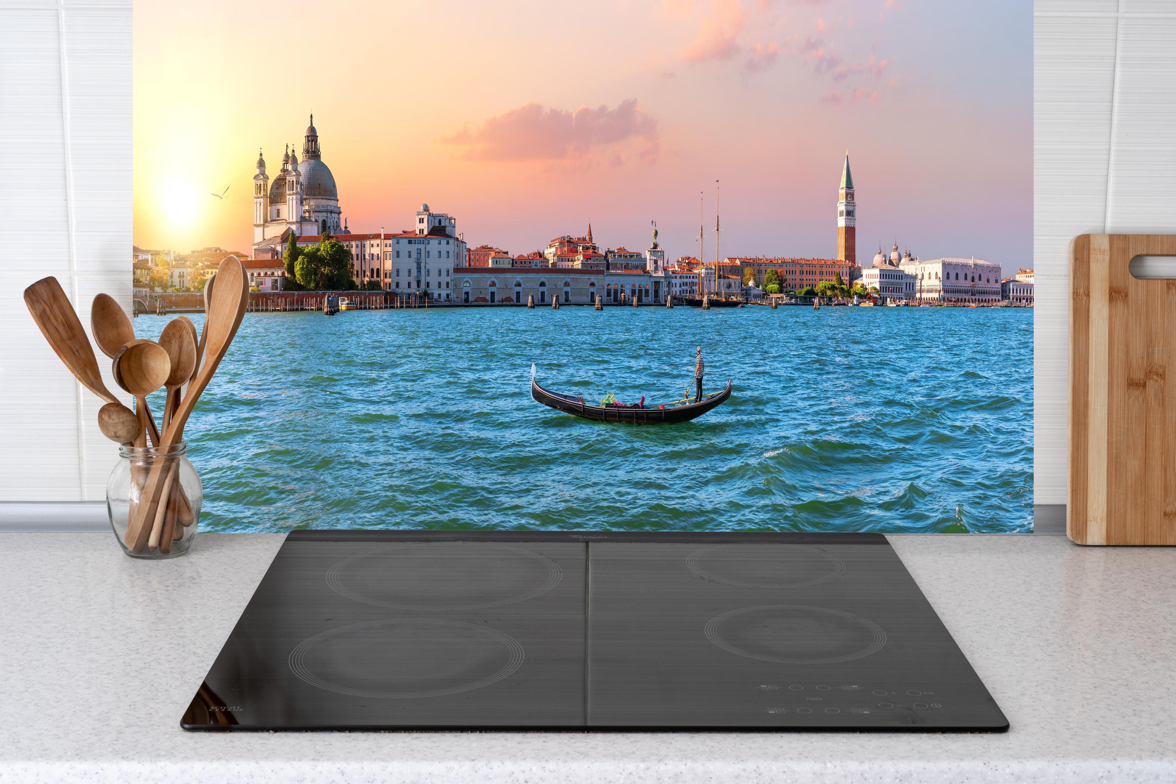Küche - Venedig Skyline bei Sonnenuntergang hinter Cerankochfeld und Holz-Kochutensilien