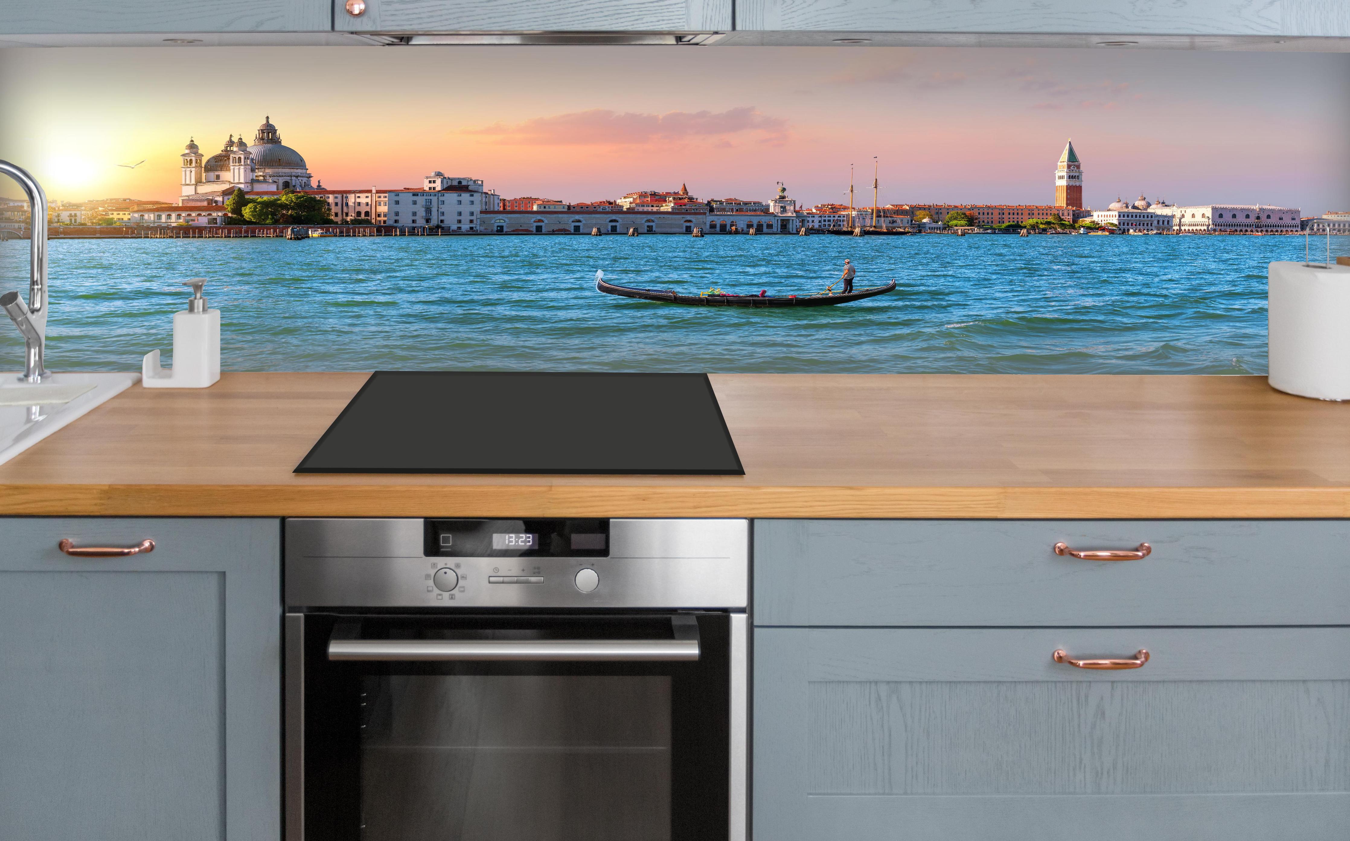 Küche - Venedig Skyline bei Sonnenuntergang über polierter Holzarbeitsplatte mit Cerankochfeld