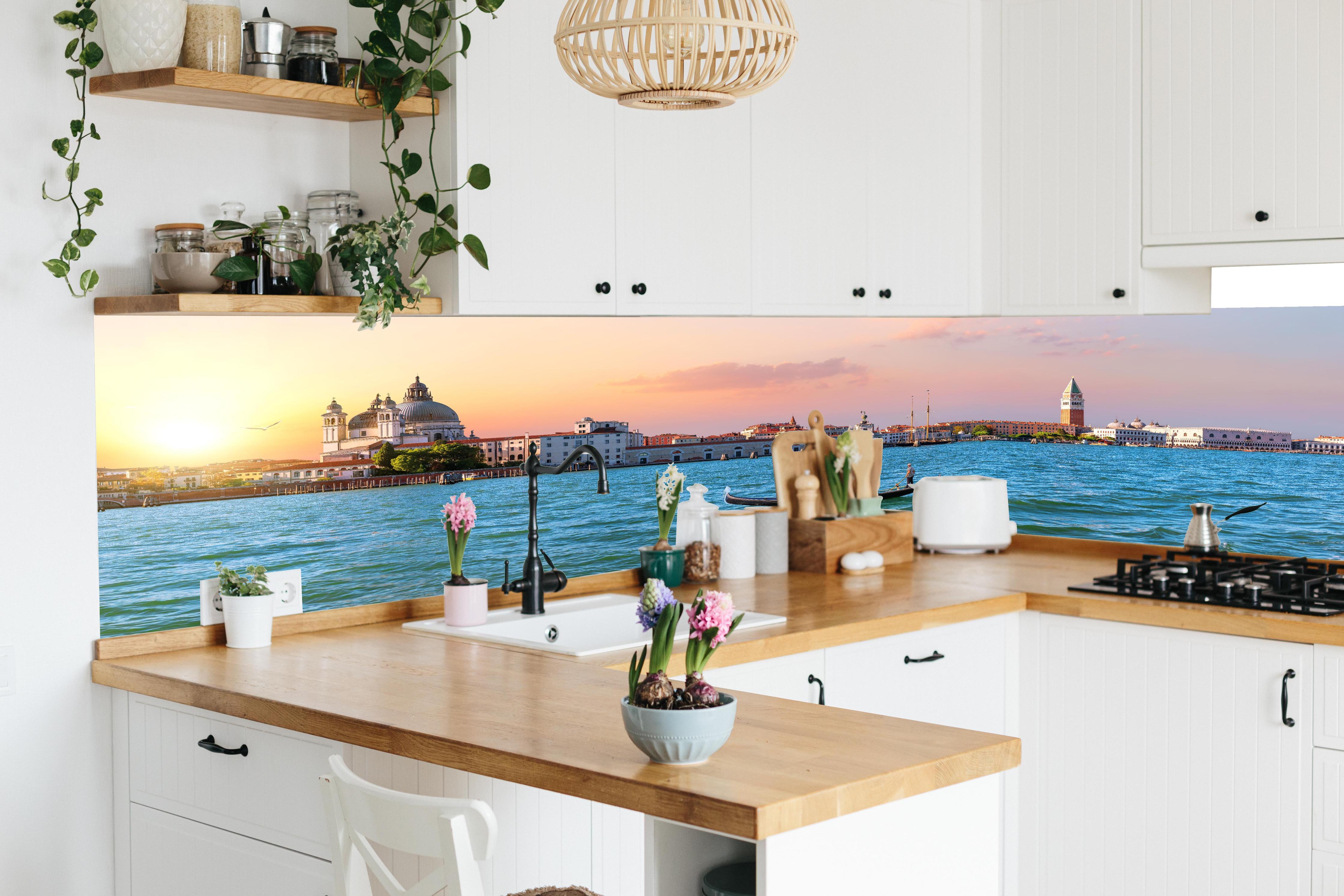 Küche - Venedig Skyline bei Sonnenuntergang in lebendiger Küche mit bunten Blumen