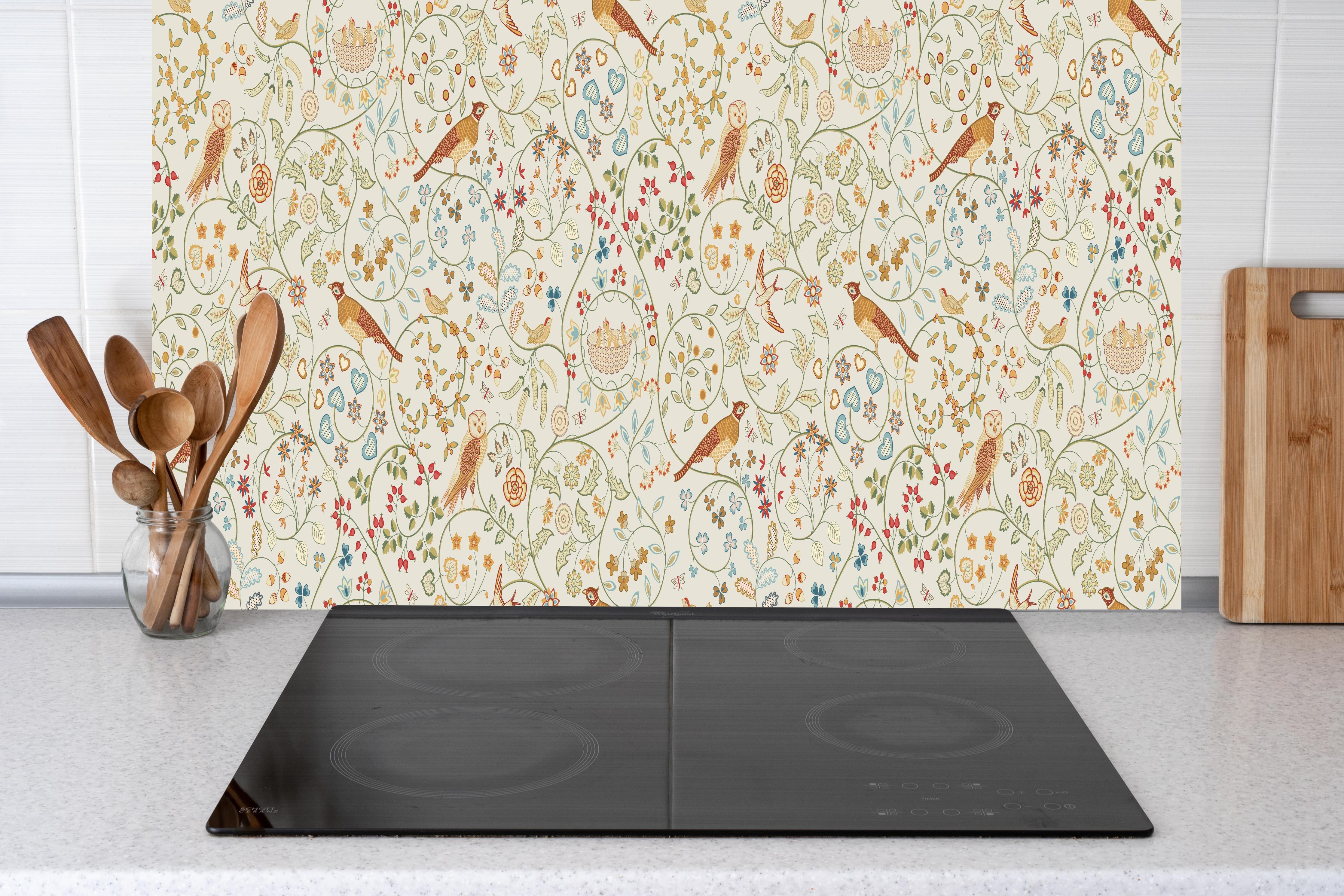 Küche - Vintage Bloom Blumenmuster Beige hinter Cerankochfeld und Holz-Kochutensilien