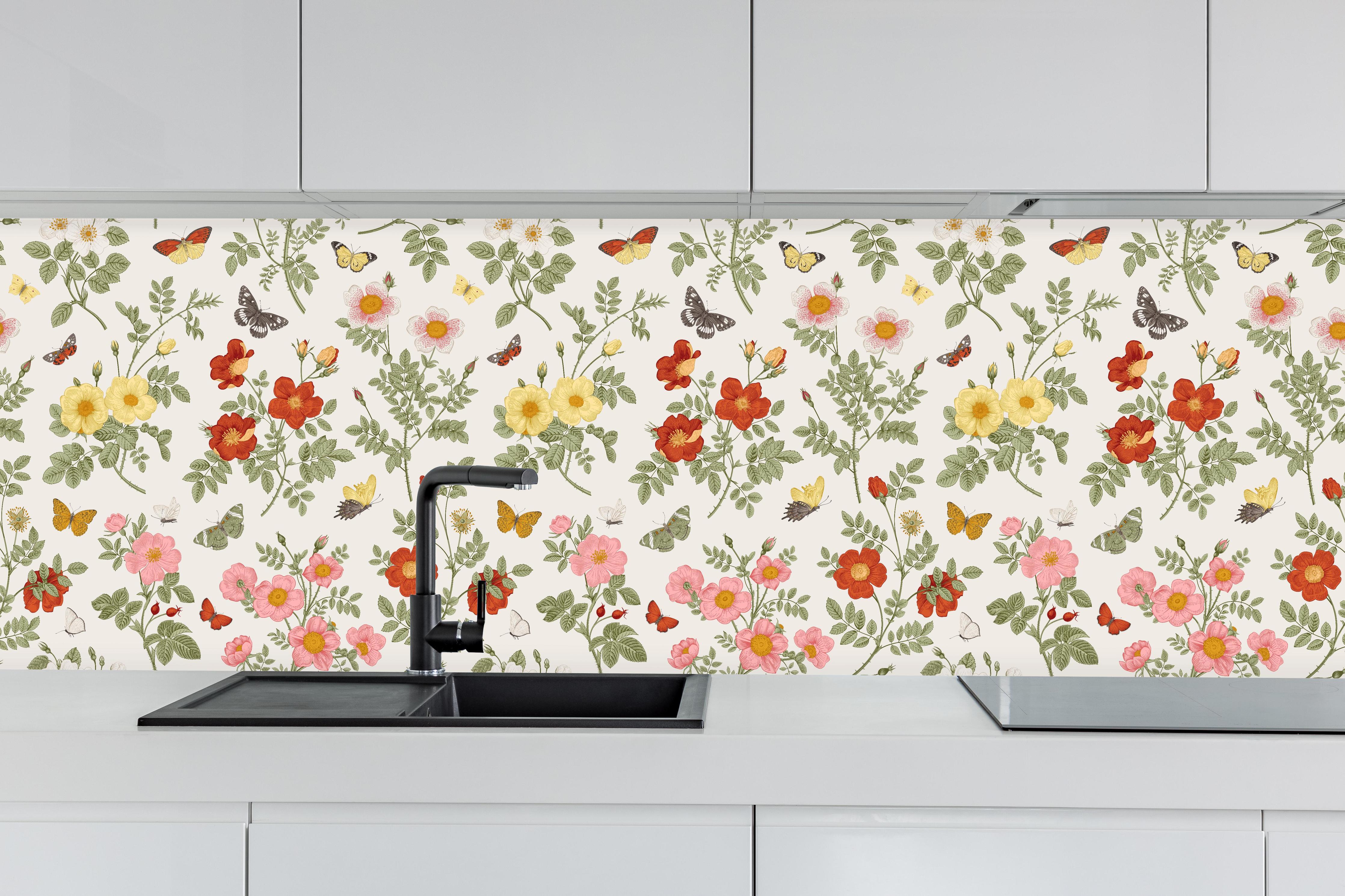 Küche - Vintage Bloom Blumenmuster Rosa-Beige hinter weißen Hochglanz-Küchenregalen und schwarzem Wasserhahn