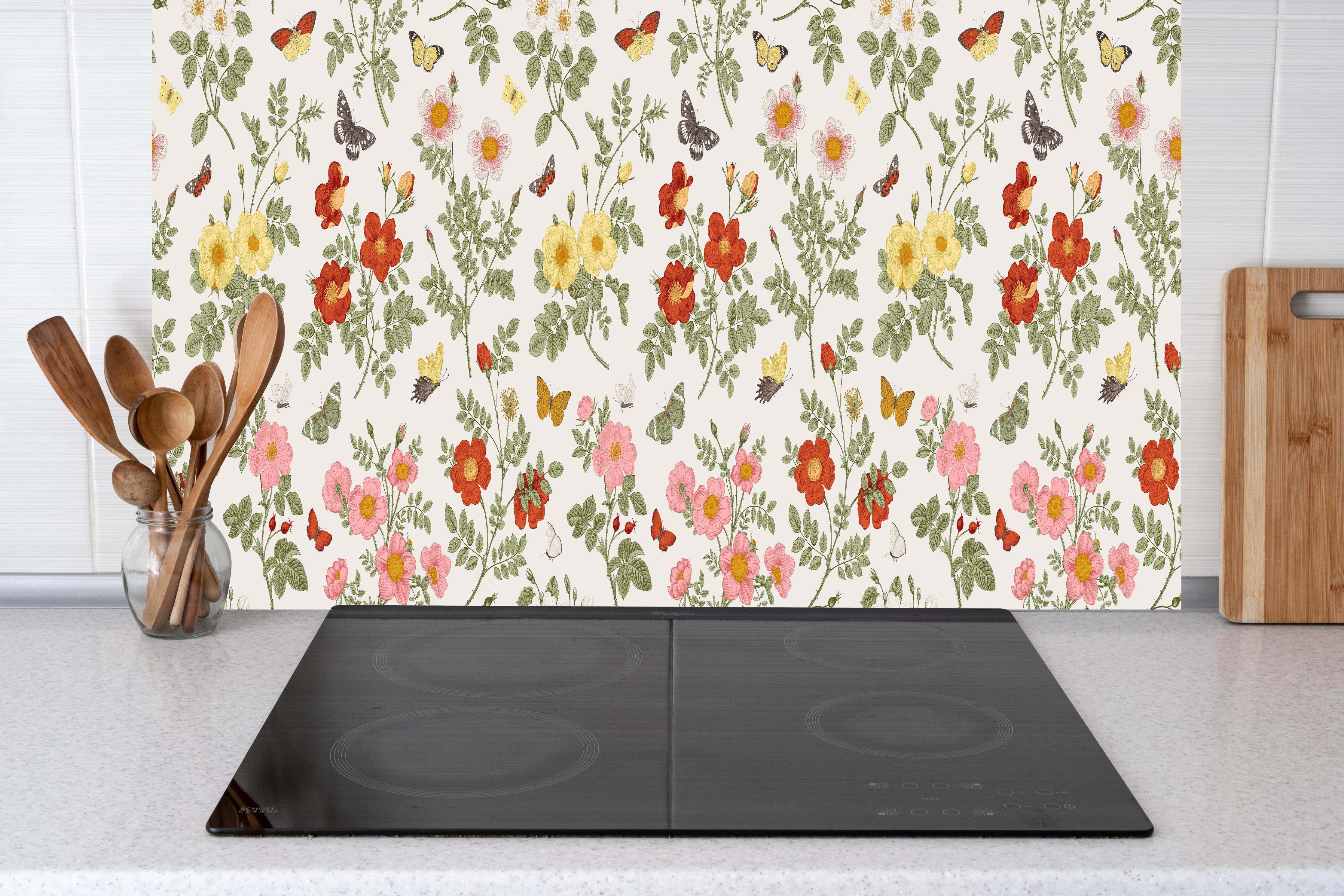 Küche - Vintage Bloom Blumenmuster Rosa-Beige hinter Cerankochfeld und Holz-Kochutensilien