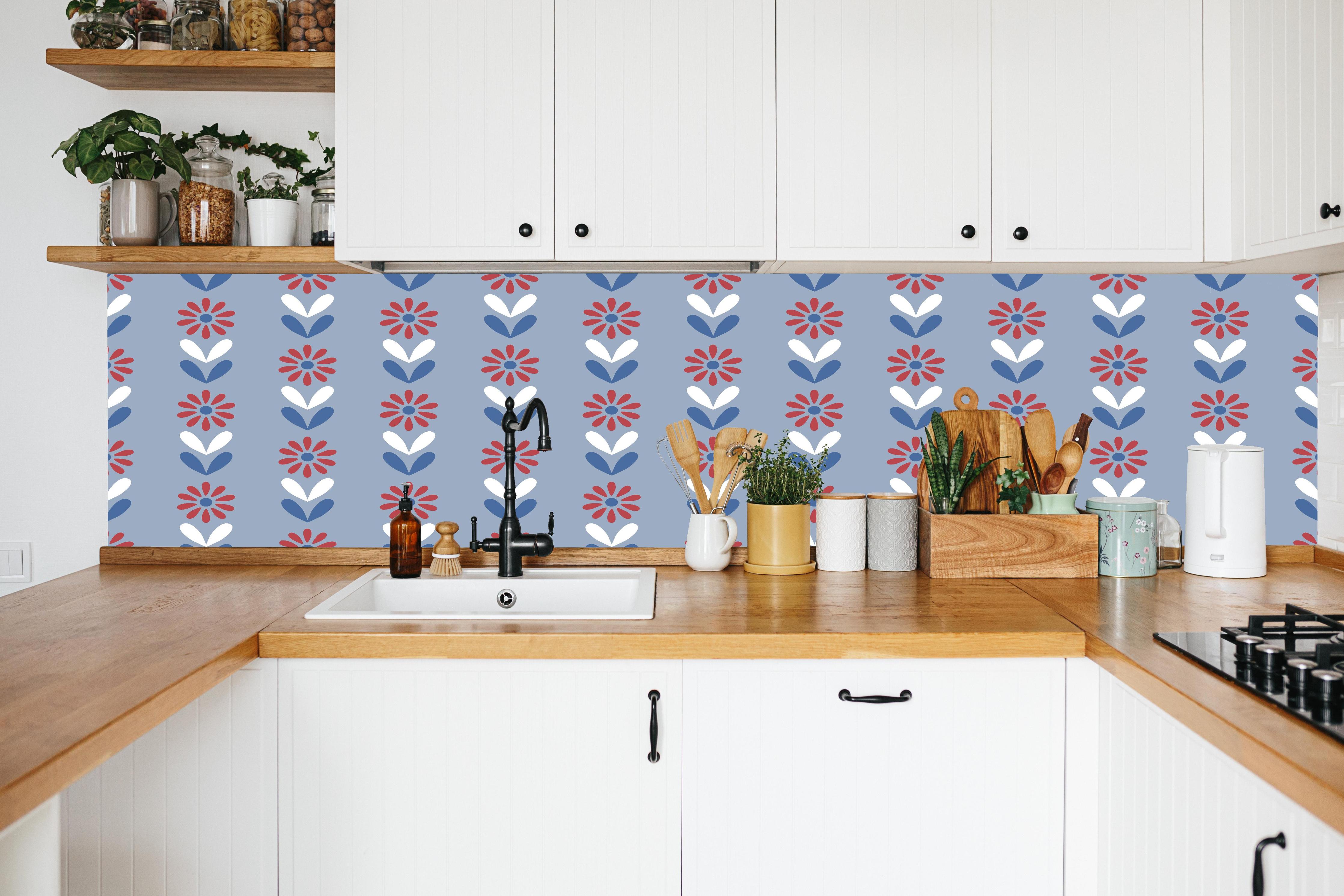 Küche - Vintage Bloom Gänseblümchen Tapete in weißer Küche hinter Gewürzen und Kochlöffeln aus Holz