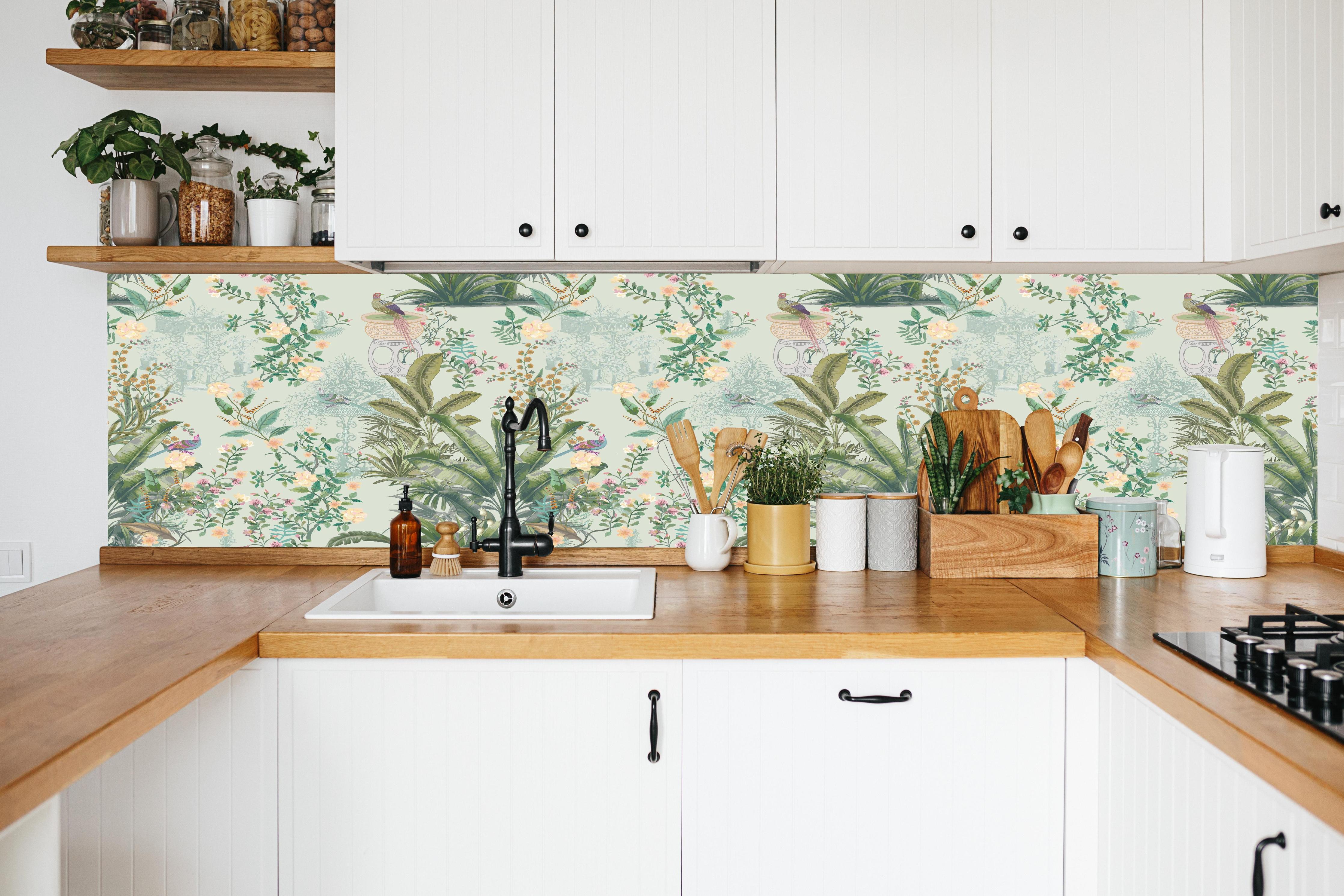 Küche - Vintage Bloom Grünes Refugium in weißer Küche hinter Gewürzen und Kochlöffeln aus Holz