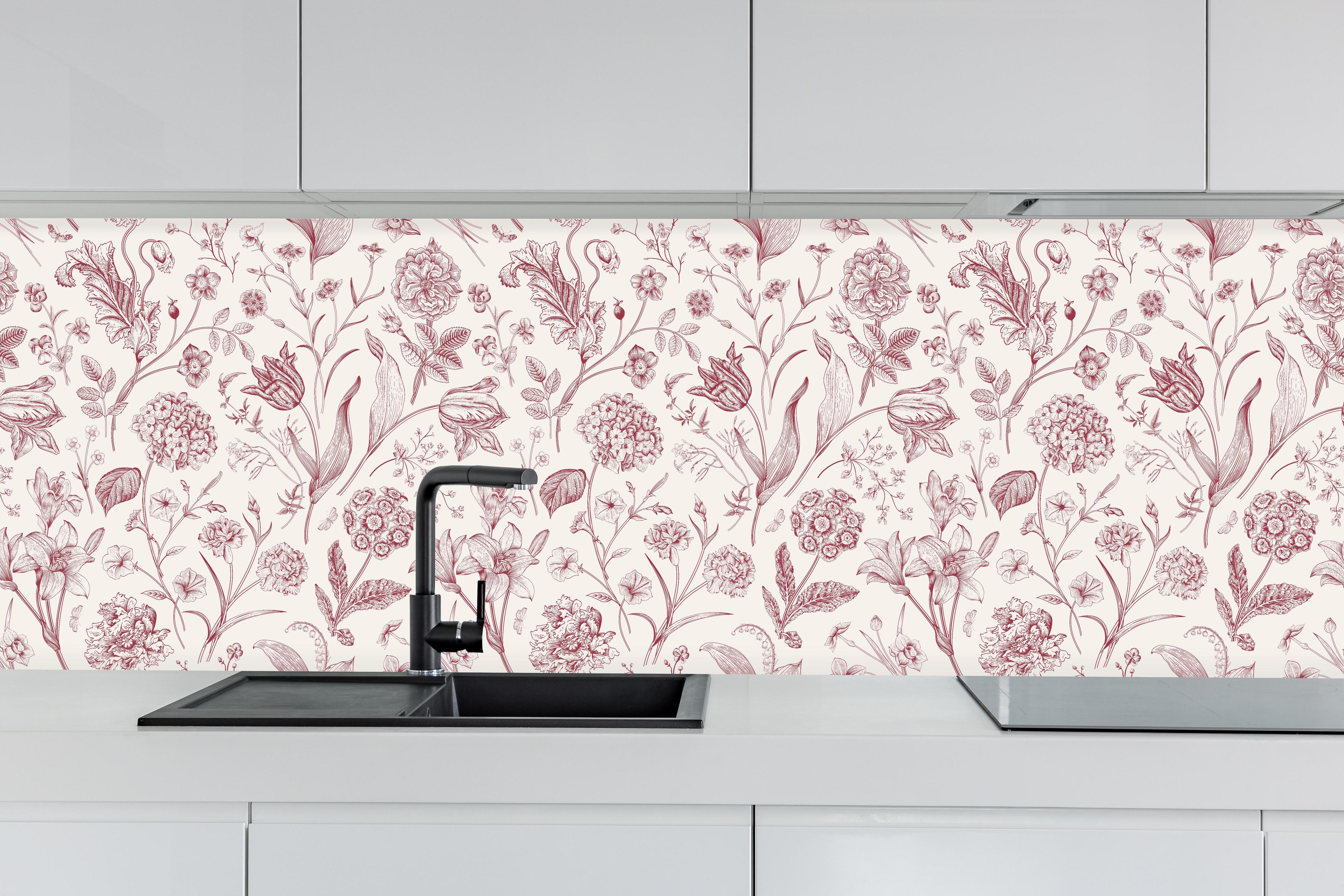 Küche - Vintage Bloom Rosa-Muster hinter weißen Hochglanz-Küchenregalen und schwarzem Wasserhahn