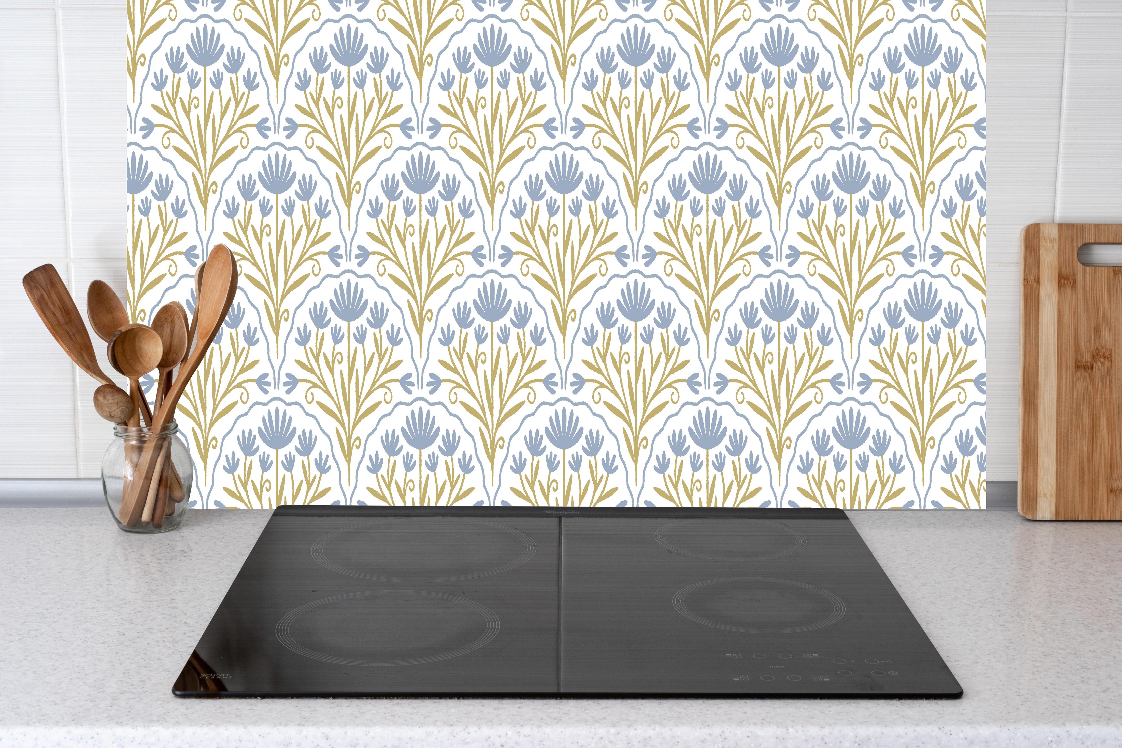 Küche - Vintage Bloom Tapete Blau-Weiß hinter Cerankochfeld und Holz-Kochutensilien