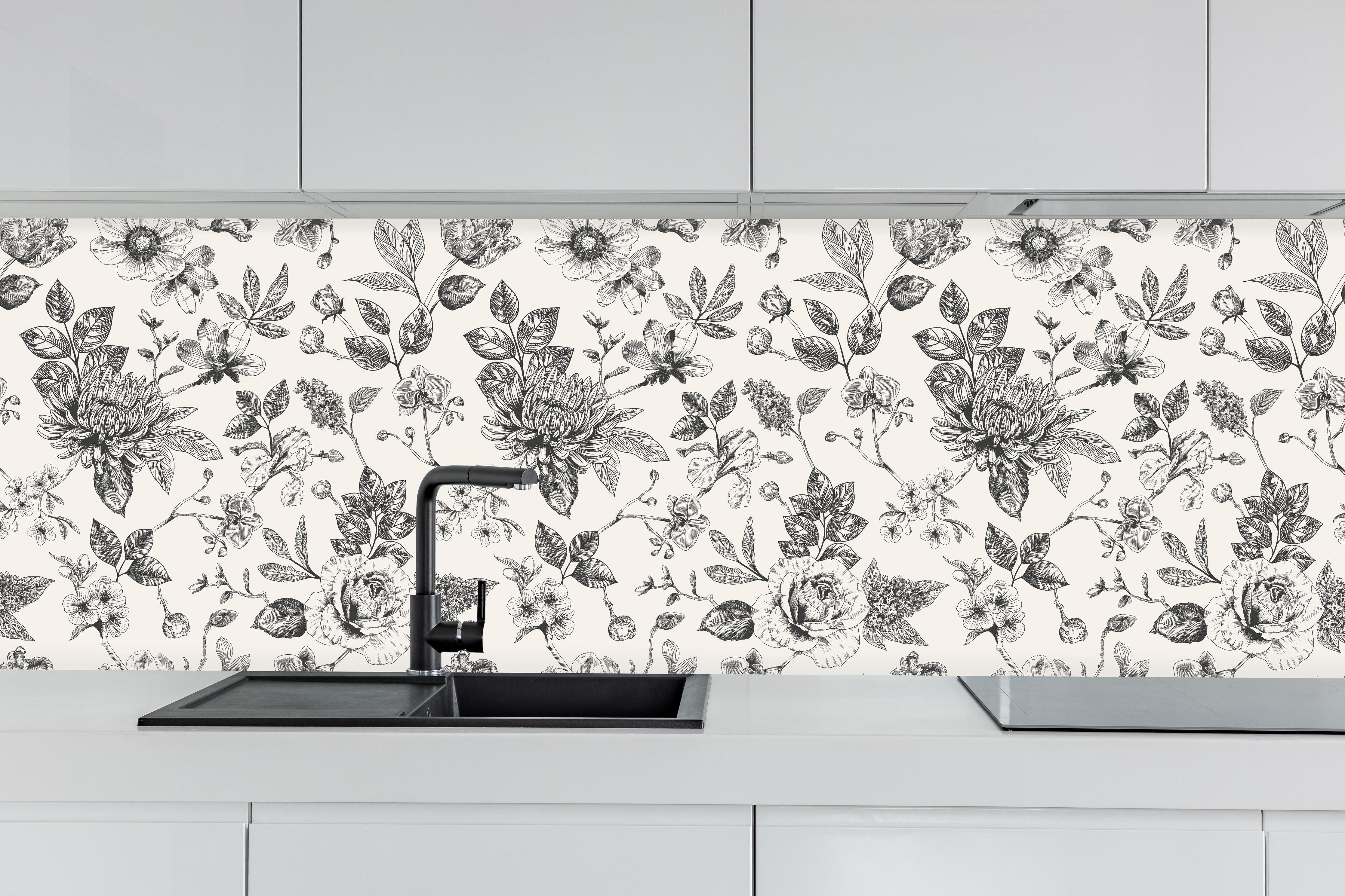 Küche - Vintage-Blumen Schwarz-Weiß hinter weißen Hochglanz-Küchenregalen und schwarzem Wasserhahn