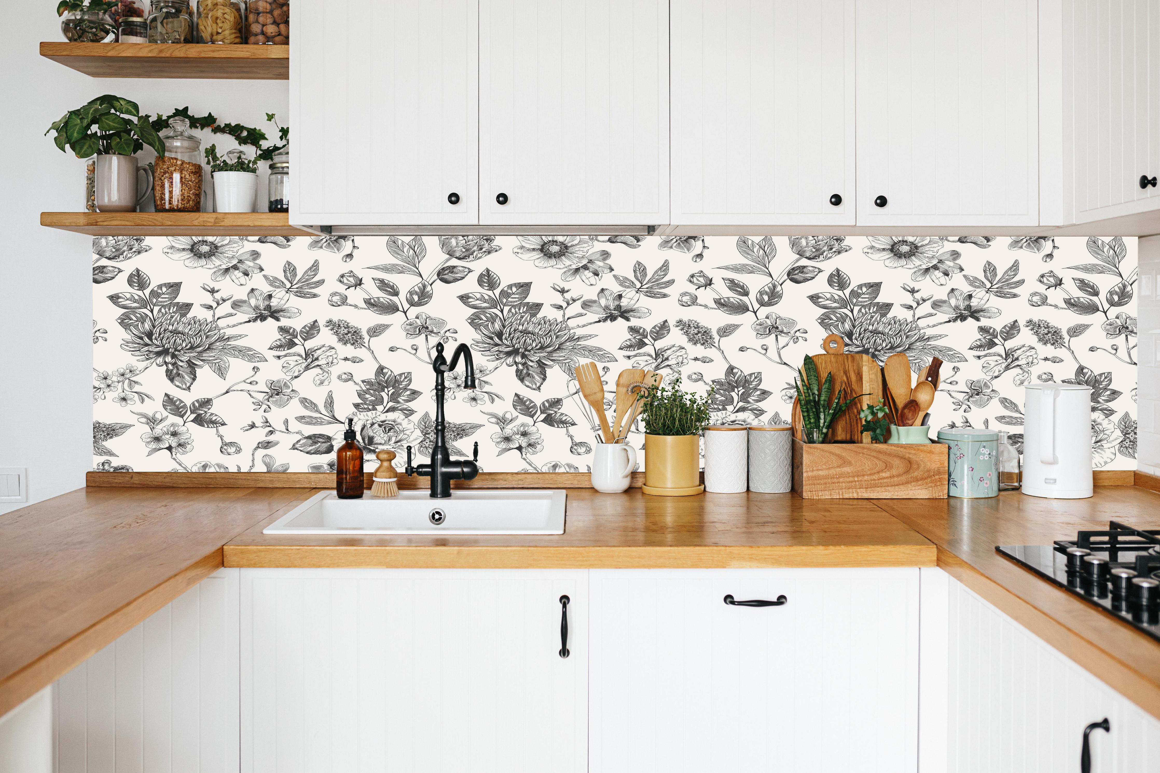 Küche - Vintage-Blumen Schwarz-Weiß in weißer Küche hinter Gewürzen und Kochlöffeln aus Holz