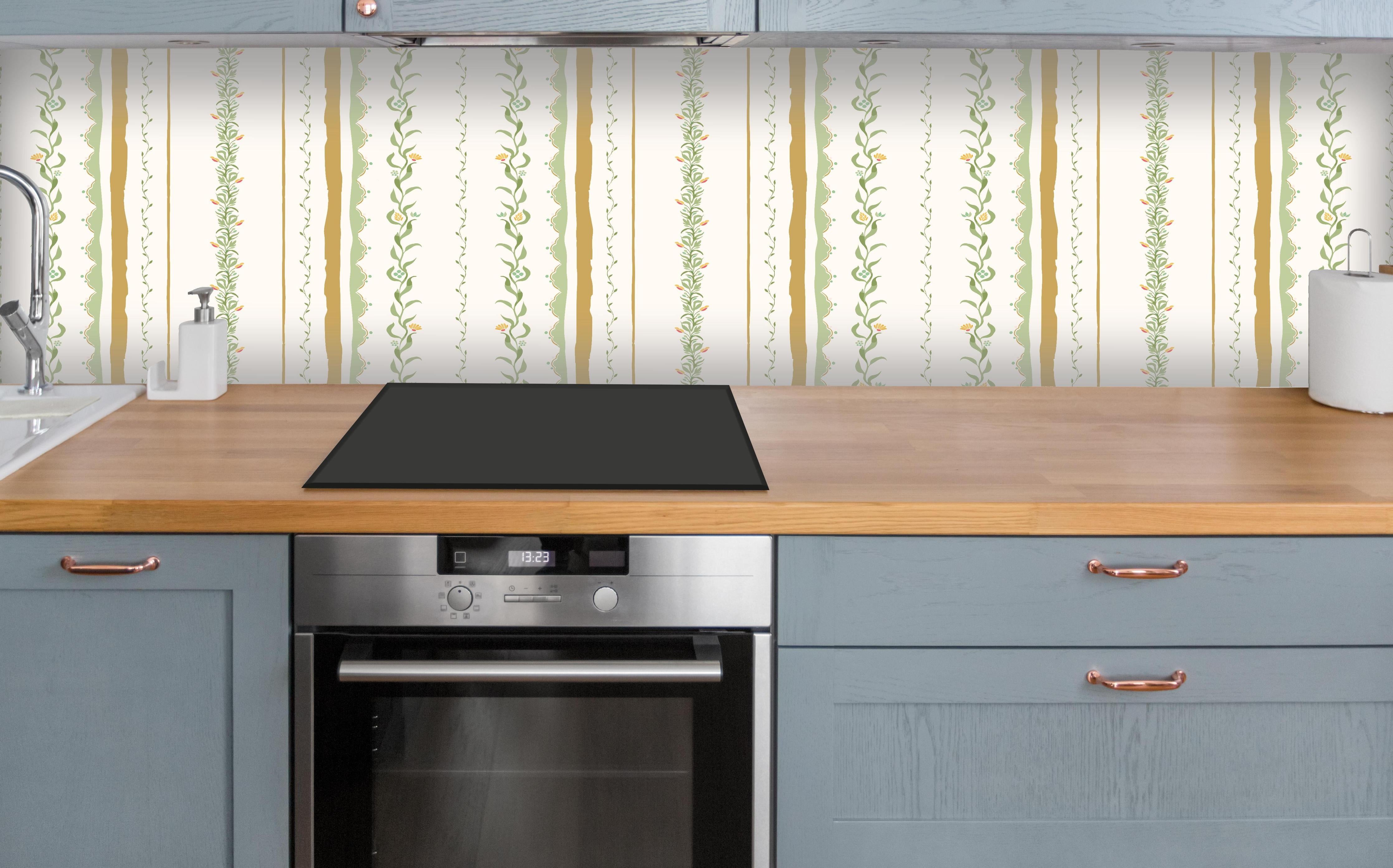 Küche - Vintage-Blumen Tapete Beige-Grün über polierter Holzarbeitsplatte mit Cerankochfeld