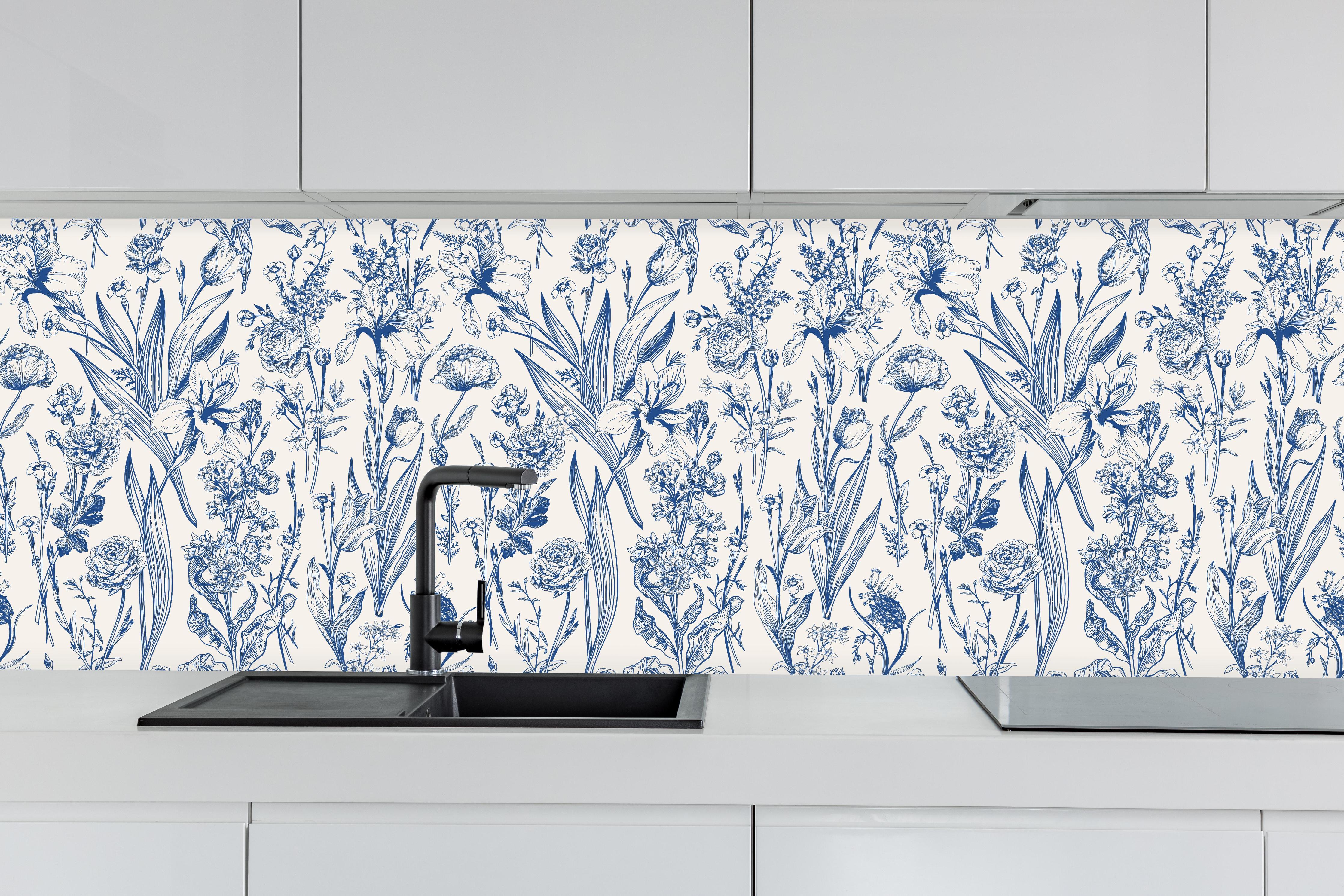 Küche - Vintage-Blumenmuster Azurblau hinter weißen Hochglanz-Küchenregalen und schwarzem Wasserhahn