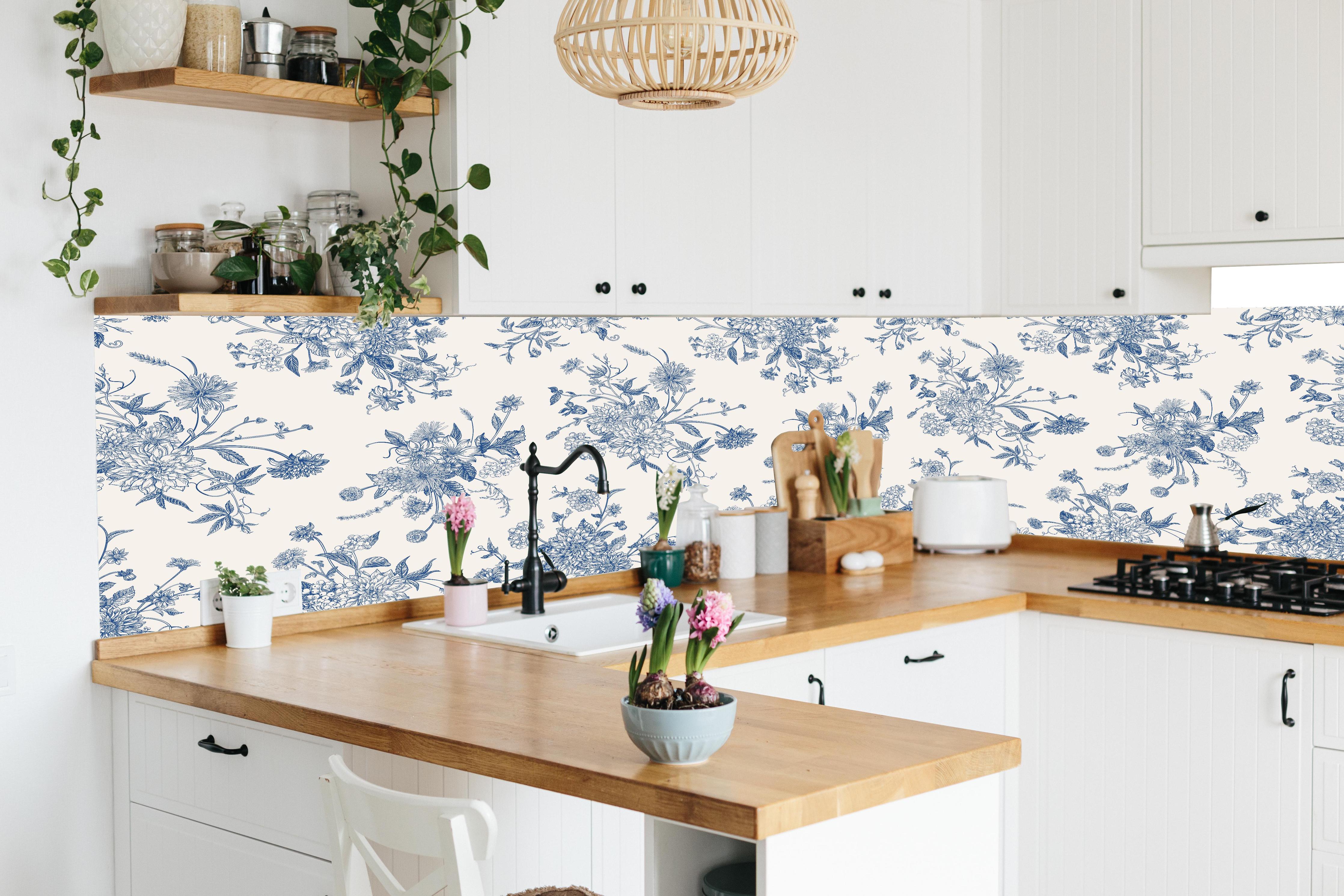 Küche - Vintage-Blumenmuster Blau-Weiß in lebendiger Küche mit bunten Blumen