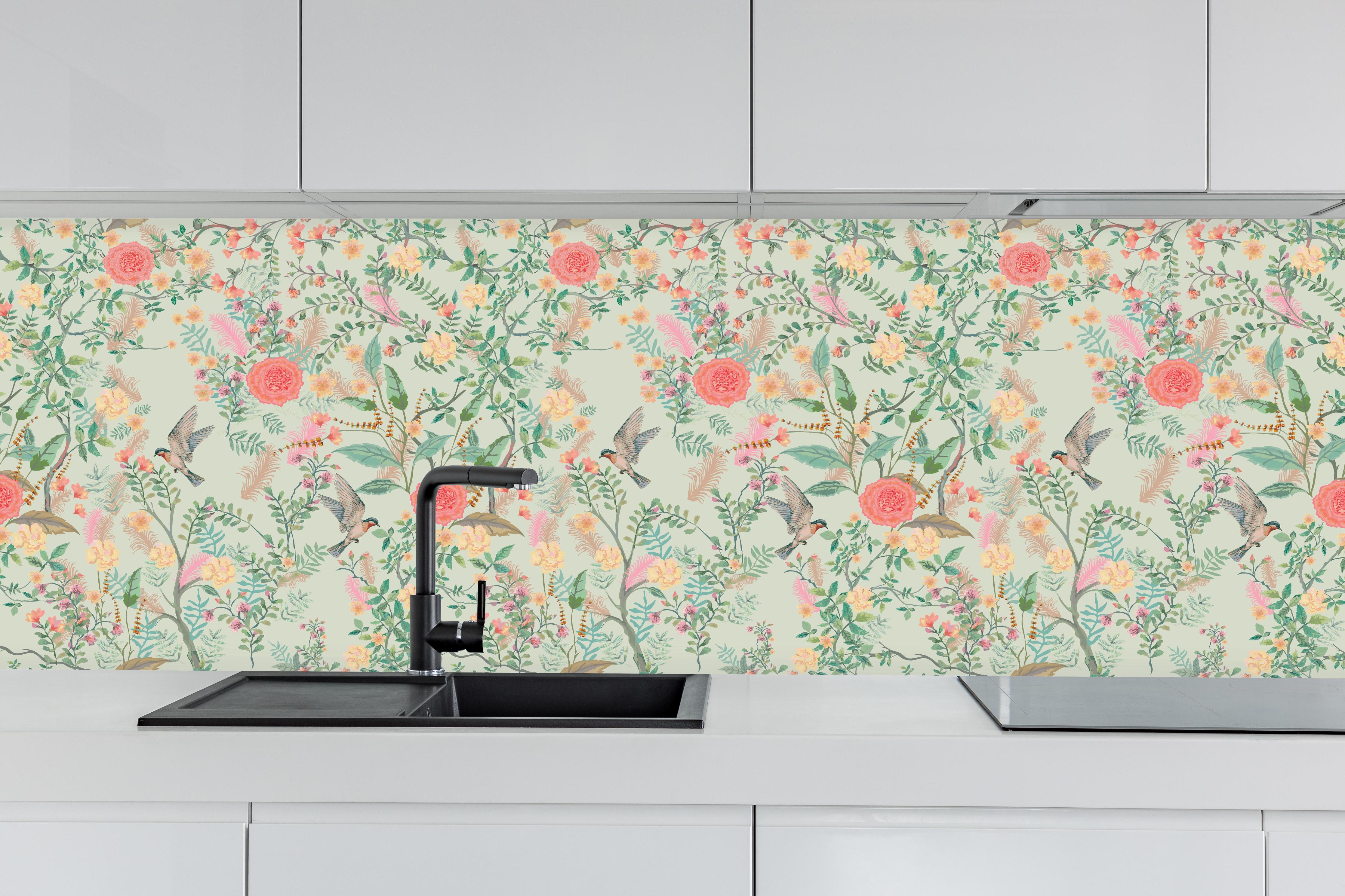 Küche - Vintage-Blumenmuster Grün-Rosa hinter weißen Hochglanz-Küchenregalen und schwarzem Wasserhahn