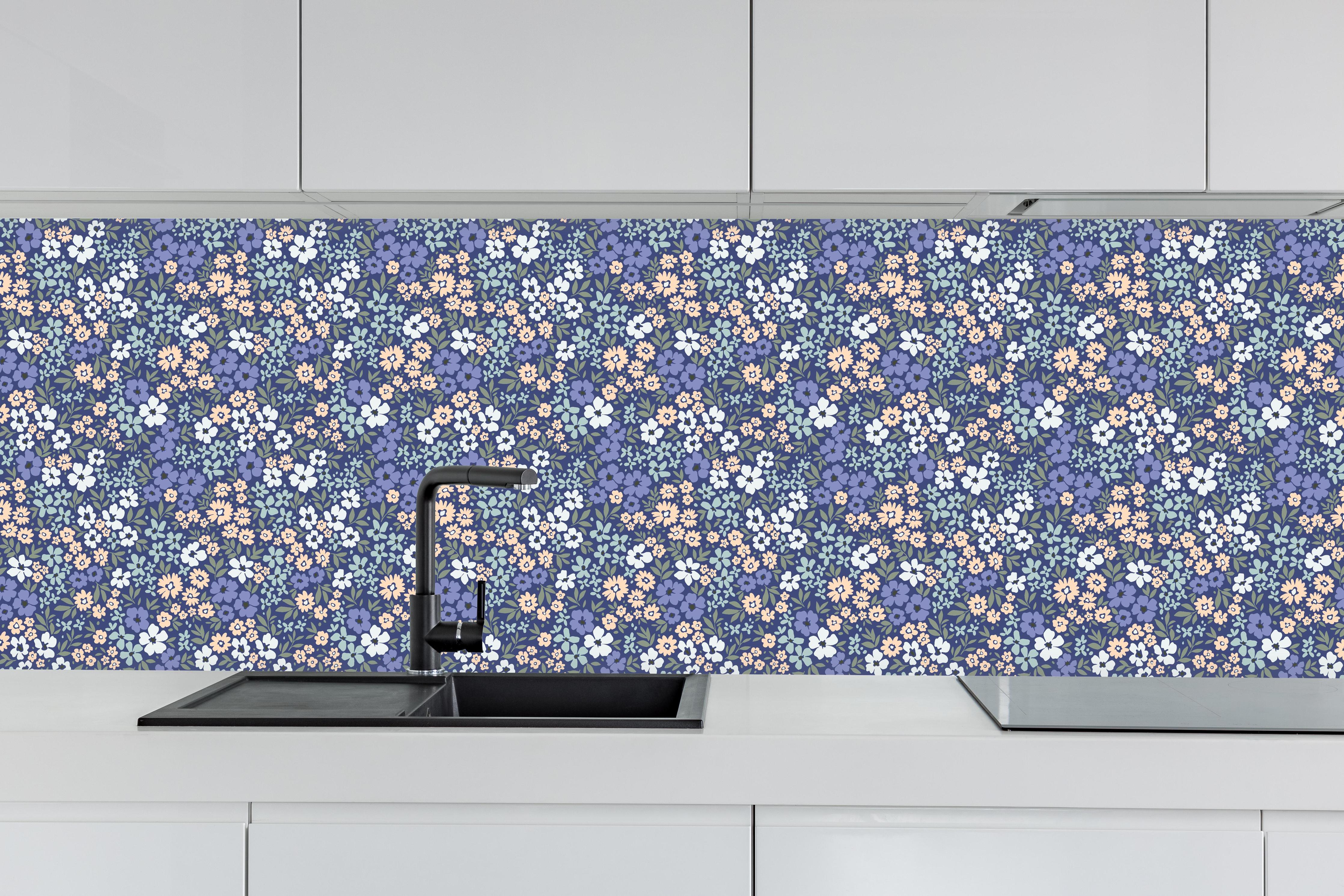 Küche - Vintage Ditsy Blumenmuster Blau hinter weißen Hochglanz-Küchenregalen und schwarzem Wasserhahn