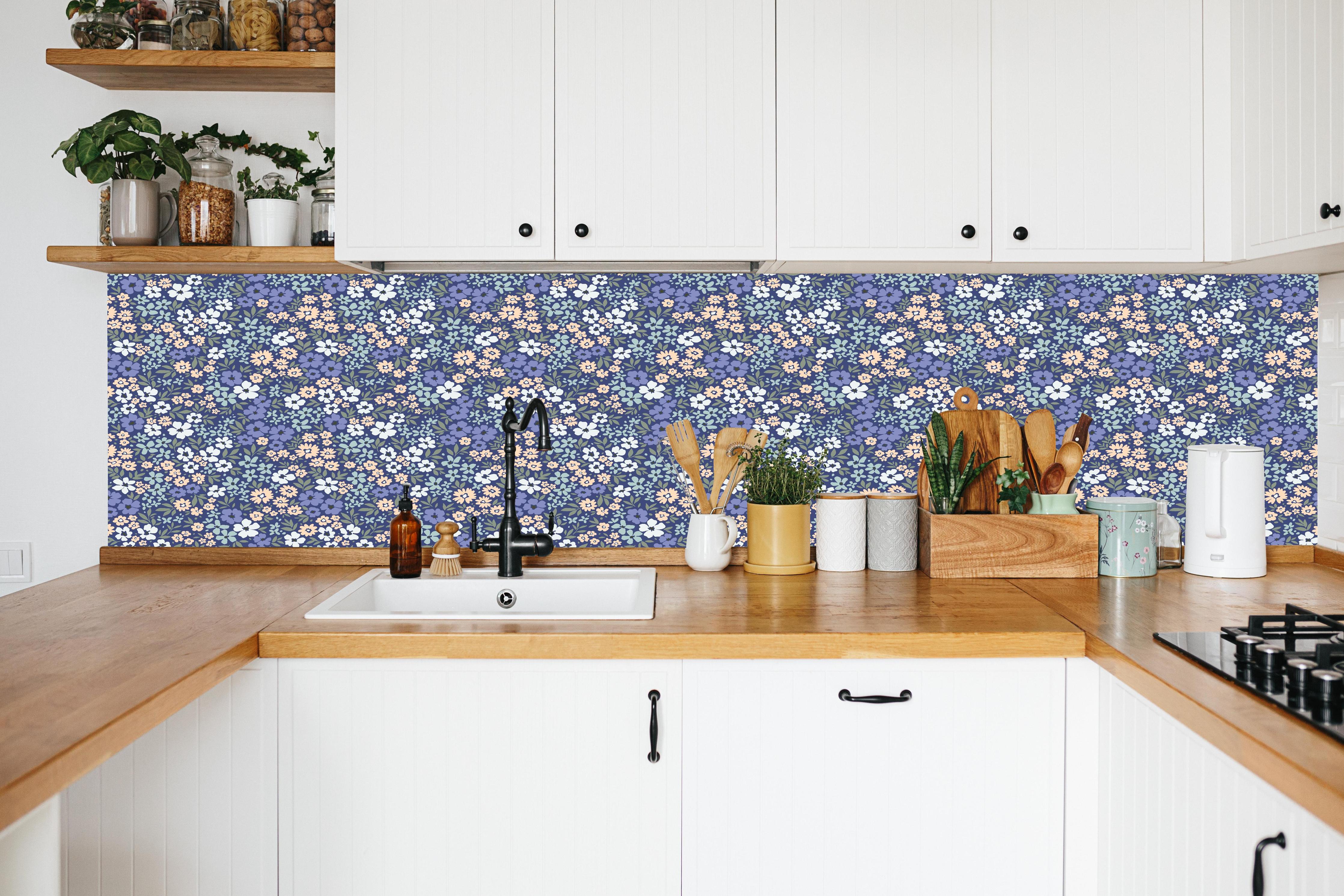 Küche - Vintage Ditsy Blumenmuster Blau in weißer Küche hinter Gewürzen und Kochlöffeln aus Holz