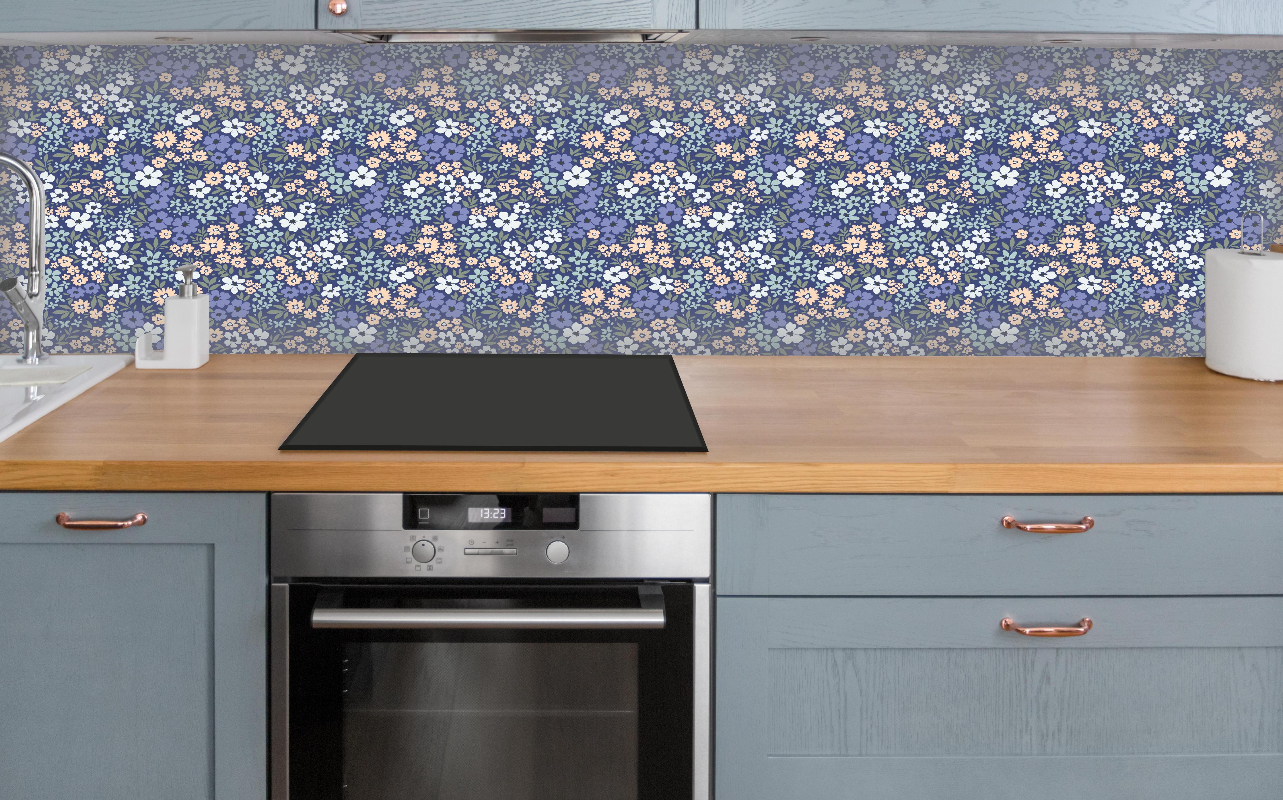 Küche - Vintage Ditsy Blumenmuster Blau über polierter Holzarbeitsplatte mit Cerankochfeld