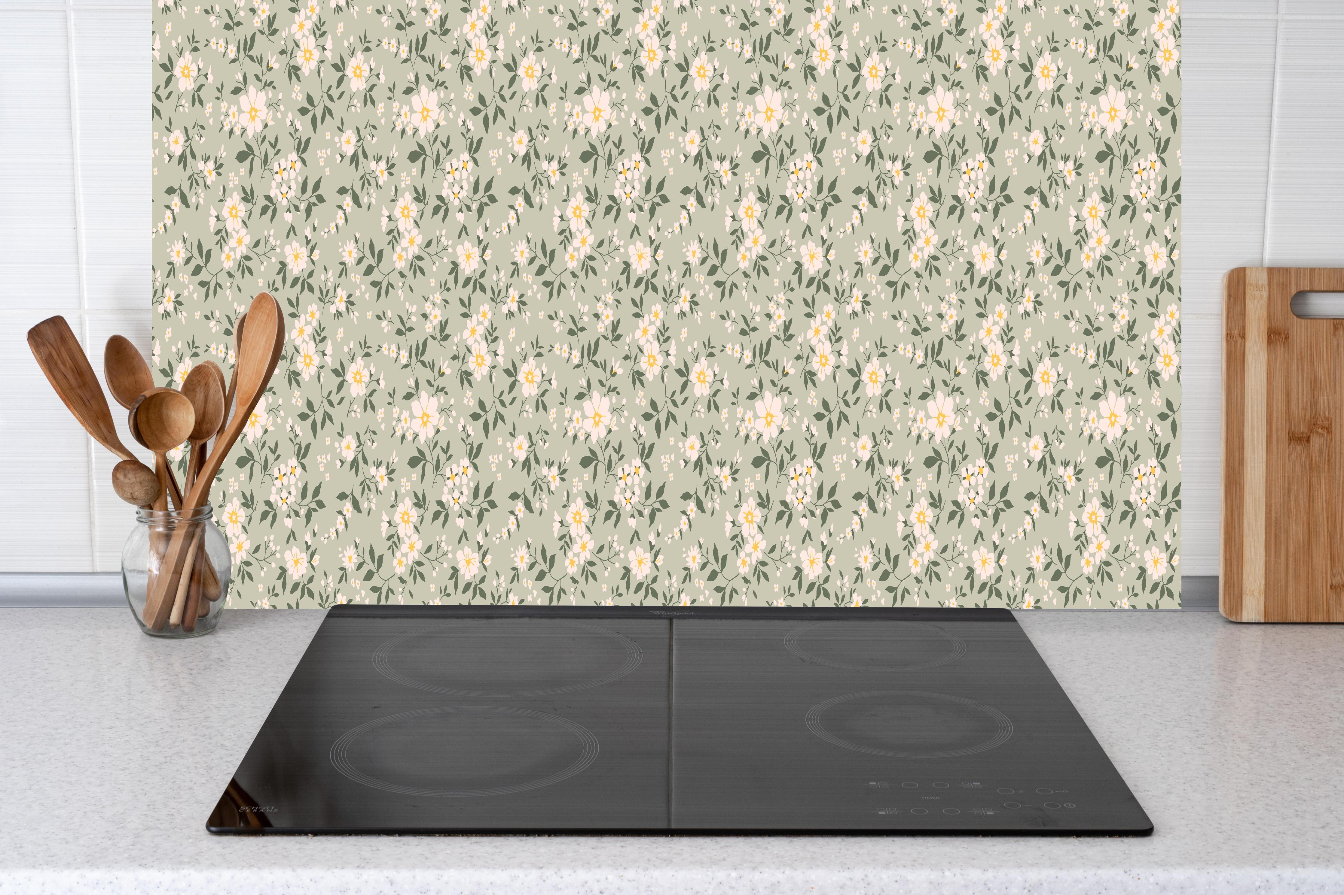 Küche - Vintage Ditsy Blumenmuster Grün-Beige hinter Cerankochfeld und Holz-Kochutensilien