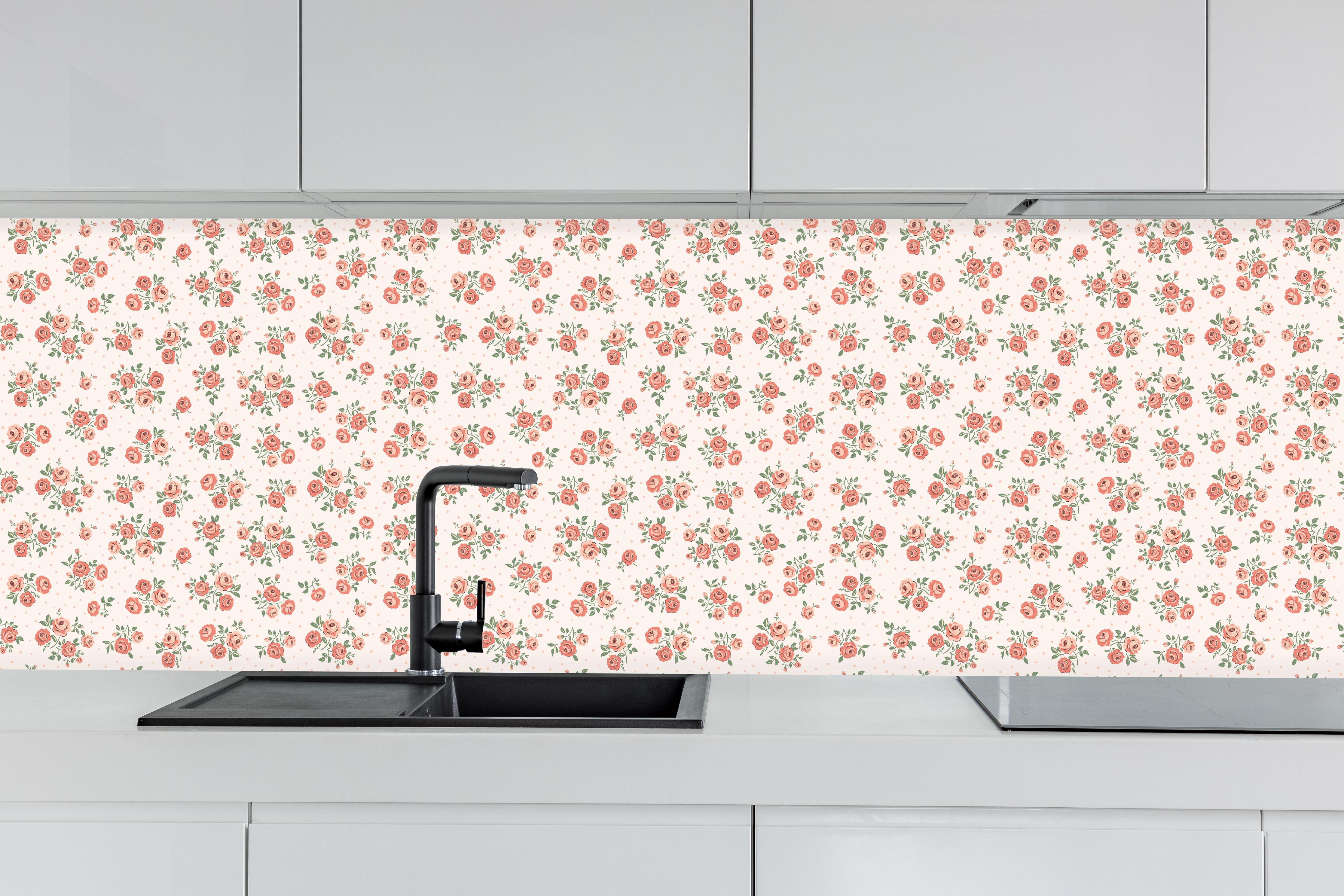 Küche - Vintage Ditsy Rosenmuster Rosa-Beige hinter weißen Hochglanz-Küchenregalen und schwarzem Wasserhahn
