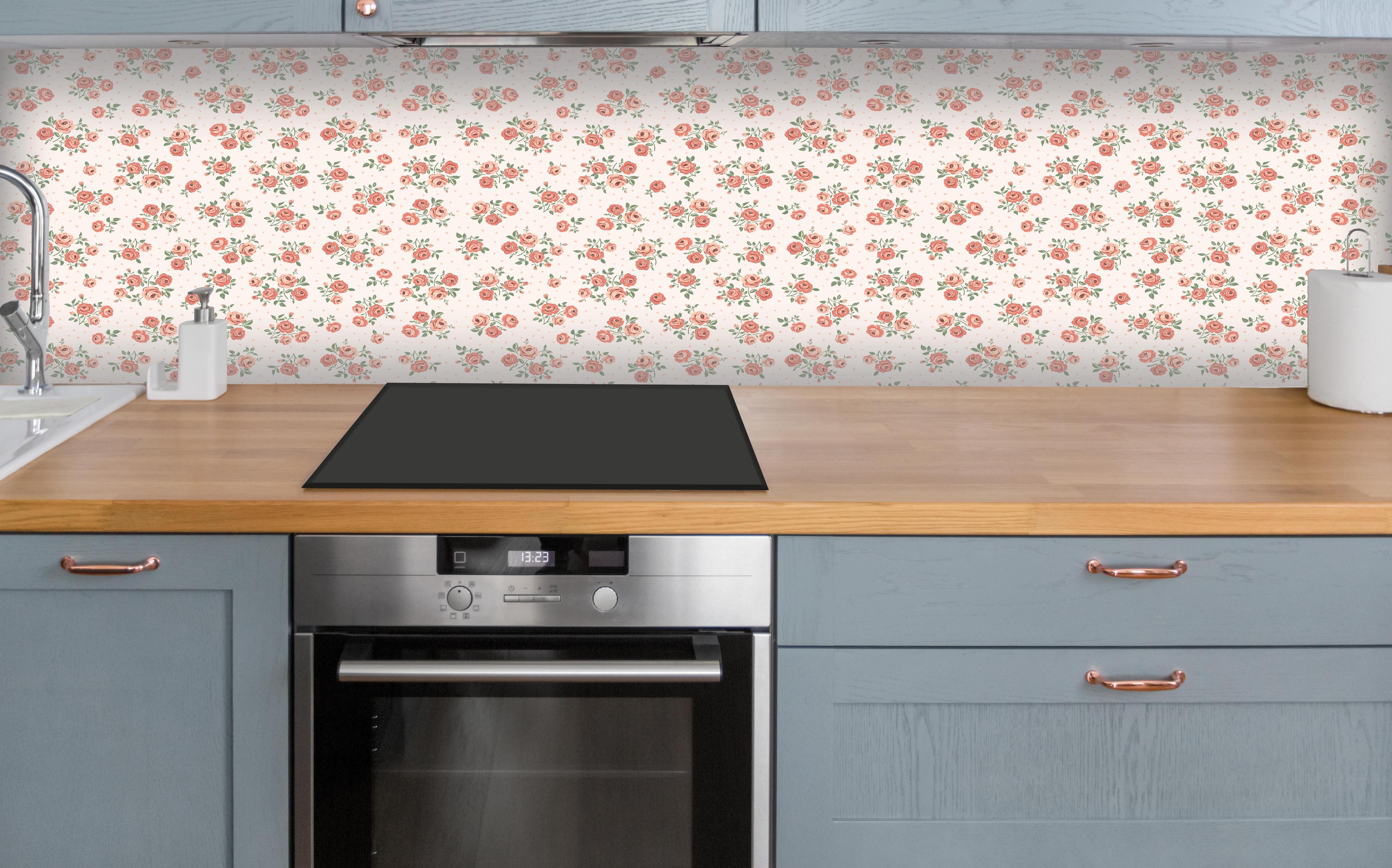 Küche - Vintage Ditsy Rosenmuster Rosa-Beige über polierter Holzarbeitsplatte mit Cerankochfeld