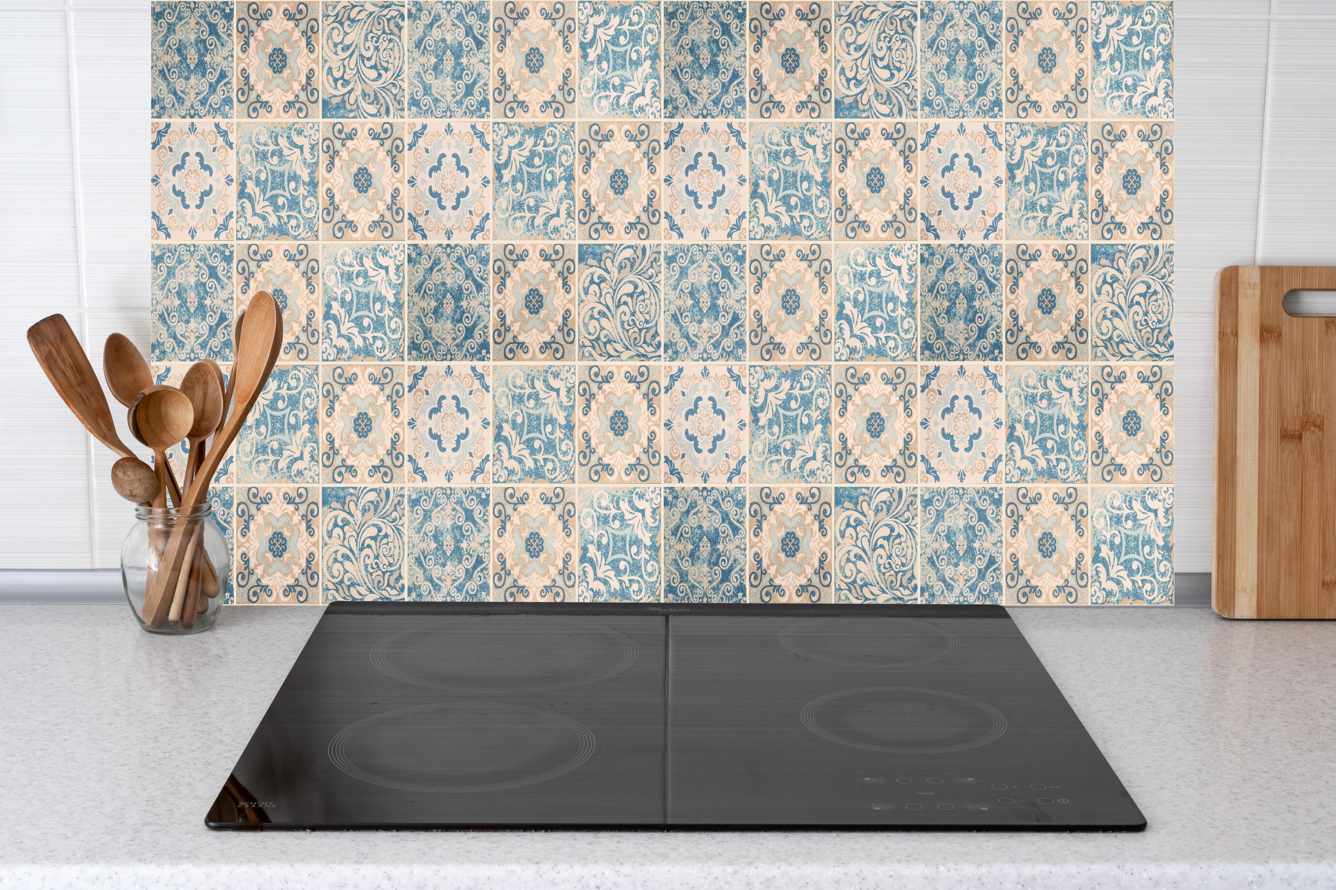 Küche - Vintage-Fliesen Türkis-Beige hinter Cerankochfeld und Holz-Kochutensilien