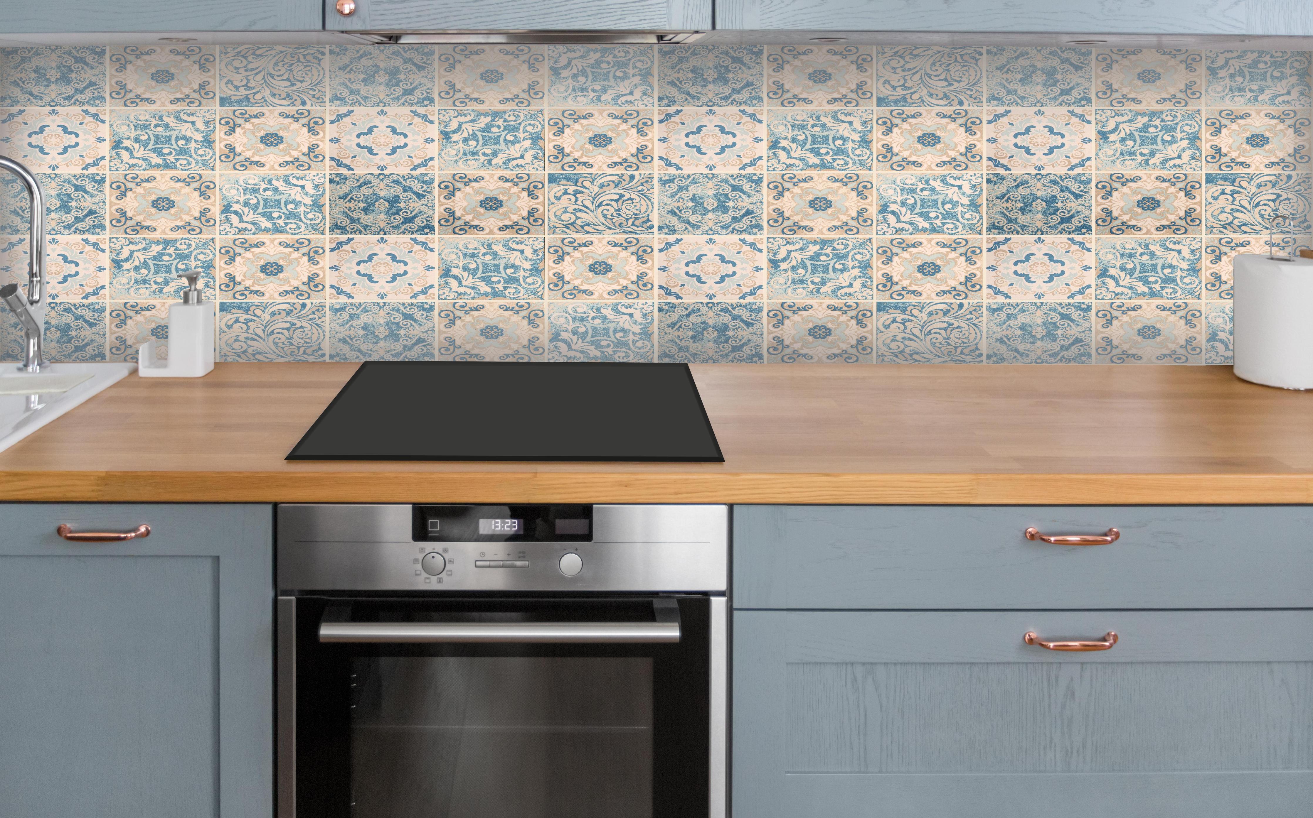 Küche - Vintage-Fliesen Türkis-Beige über polierter Holzarbeitsplatte mit Cerankochfeld