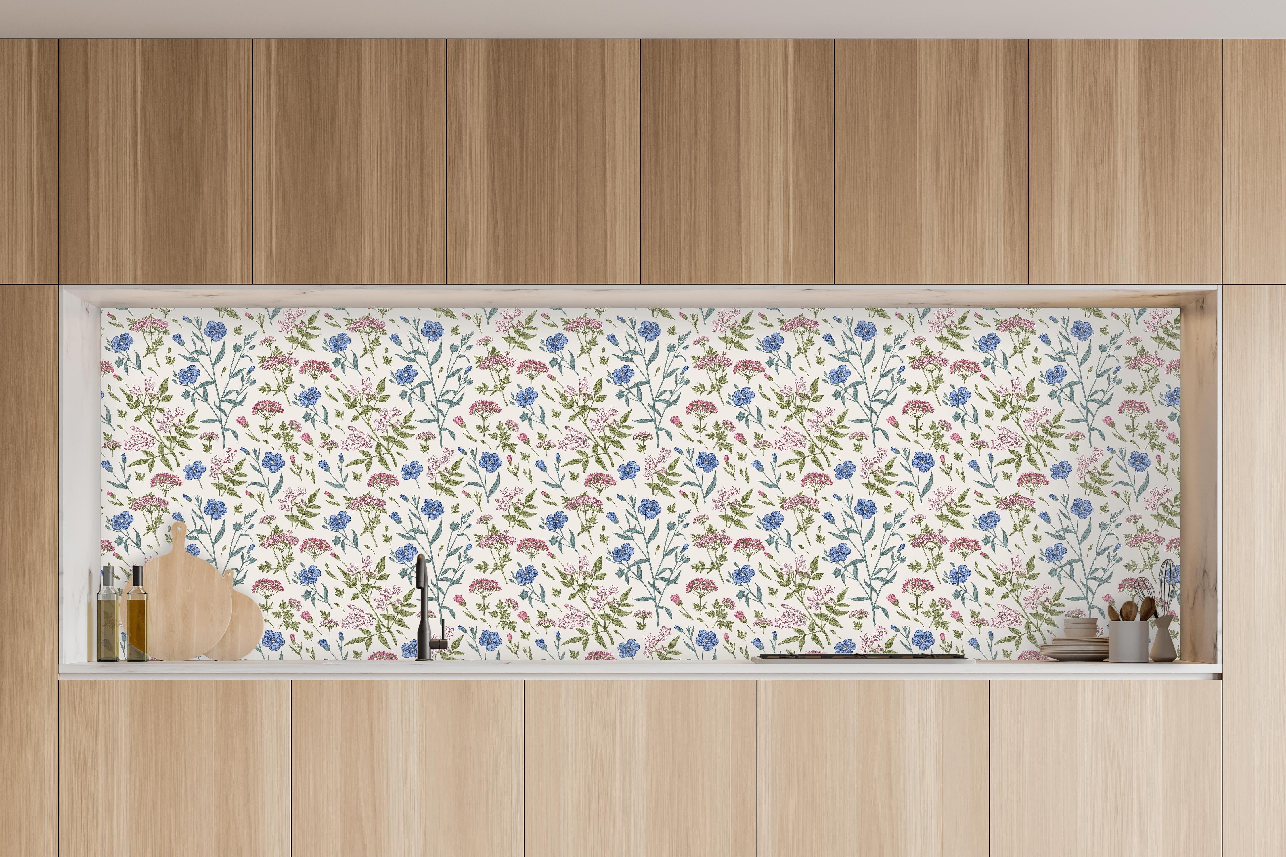 Küche - Vintage Pastell-Blumenmuster in charakteristischer Vollholz-Küche mit modernem Gasherd