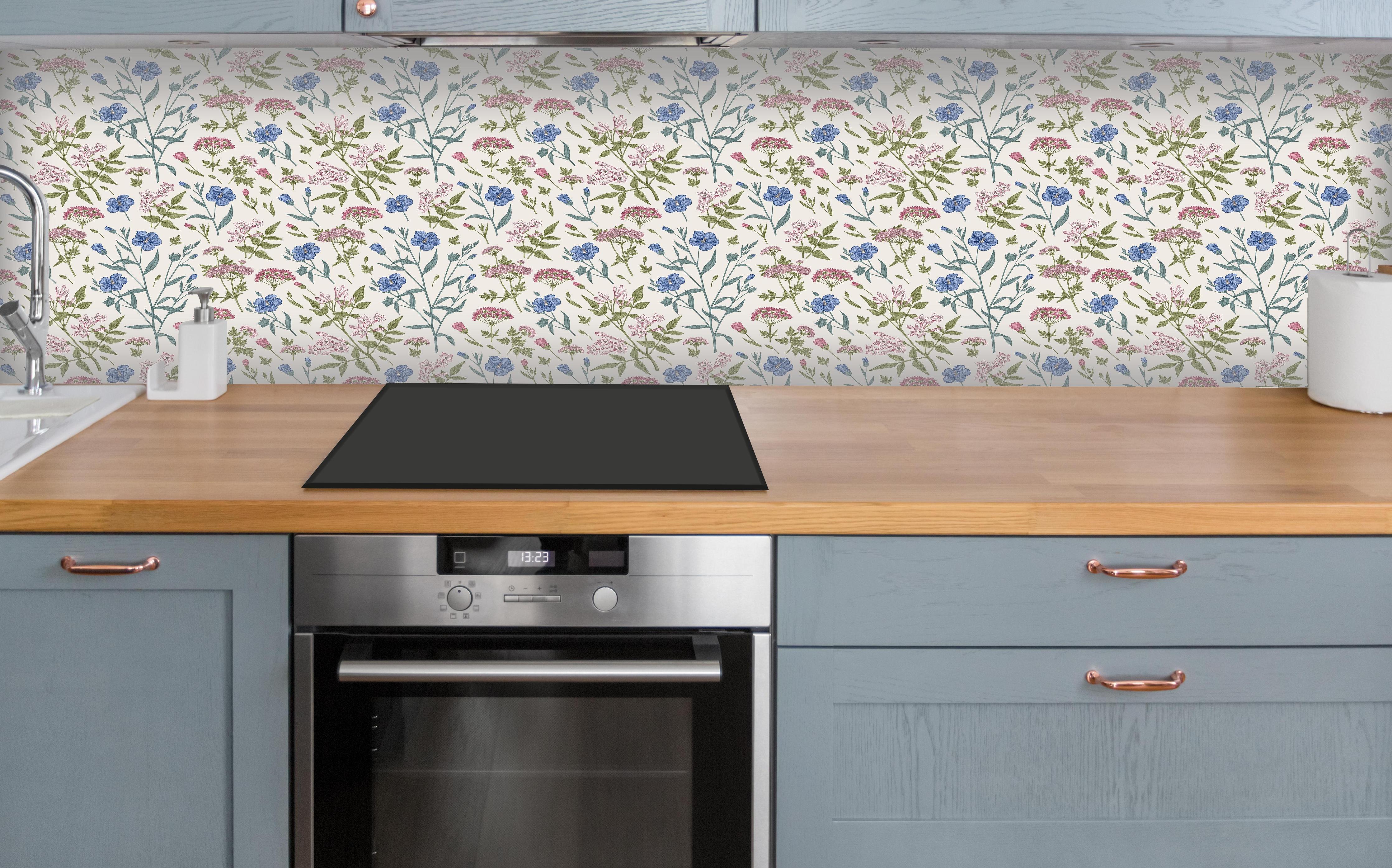 Küche - Vintage Pastell-Blumenmuster über polierter Holzarbeitsplatte mit Cerankochfeld