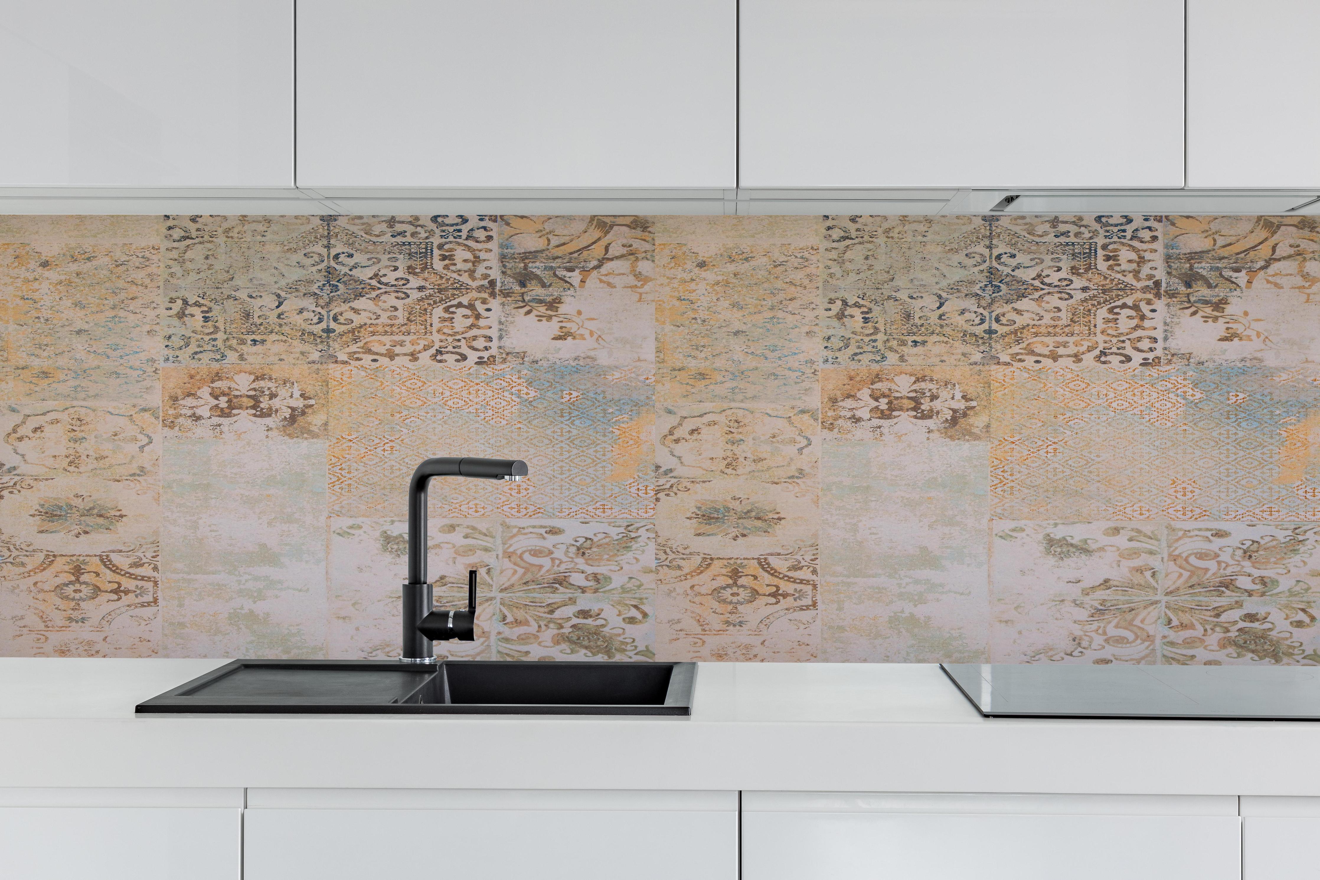 Küche - Vintage-Patchwork Fliesen Beige-Türkis hinter weißen Hochglanz-Küchenregalen und schwarzem Wasserhahn