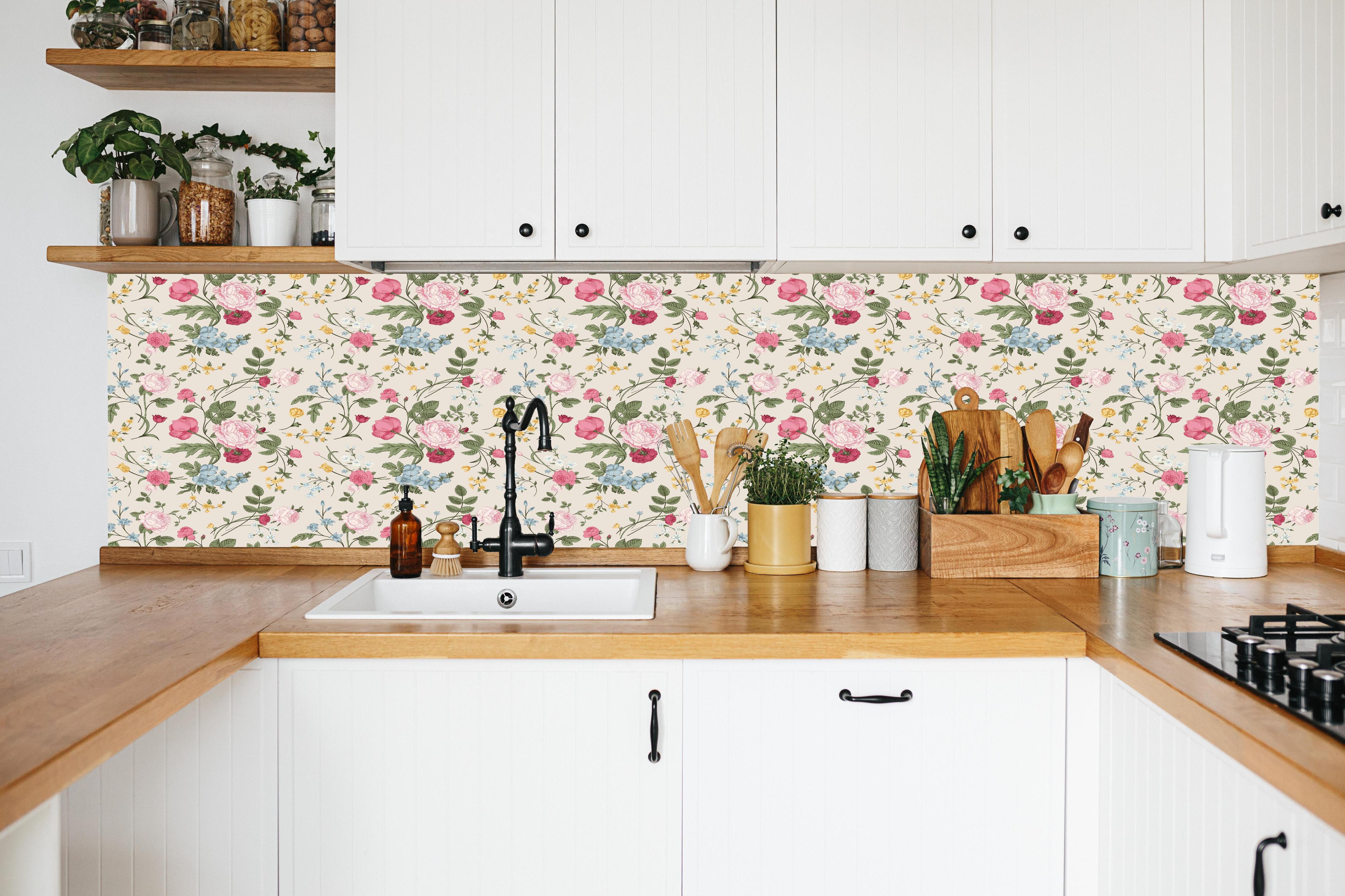 Küche - Vintage Rosenmuster Rosa-Beige in weißer Küche hinter Gewürzen und Kochlöffeln aus Holz