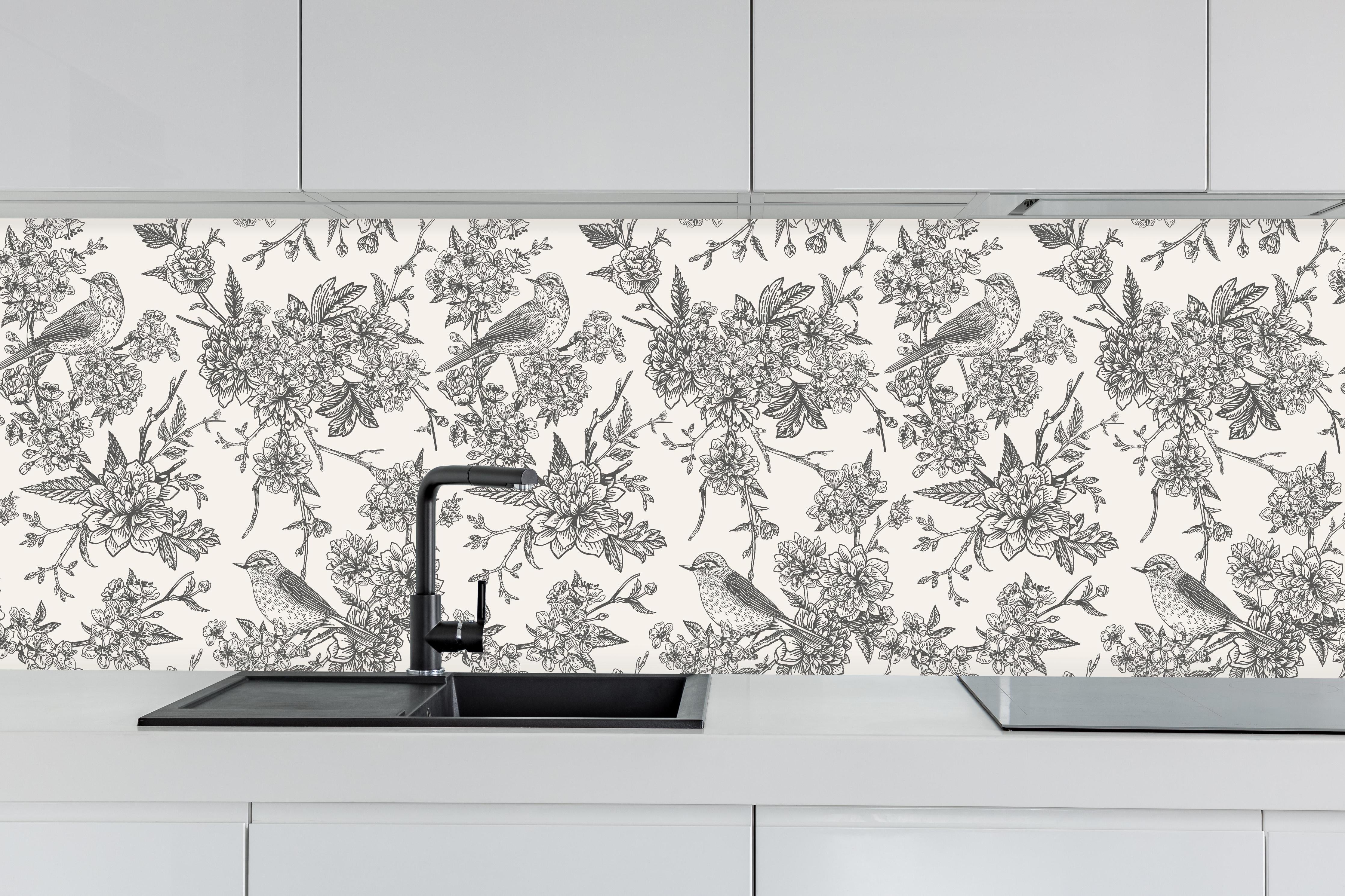 Küche - Vintage Schwarzweiß Blumenmuster hinter weißen Hochglanz-Küchenregalen und schwarzem Wasserhahn