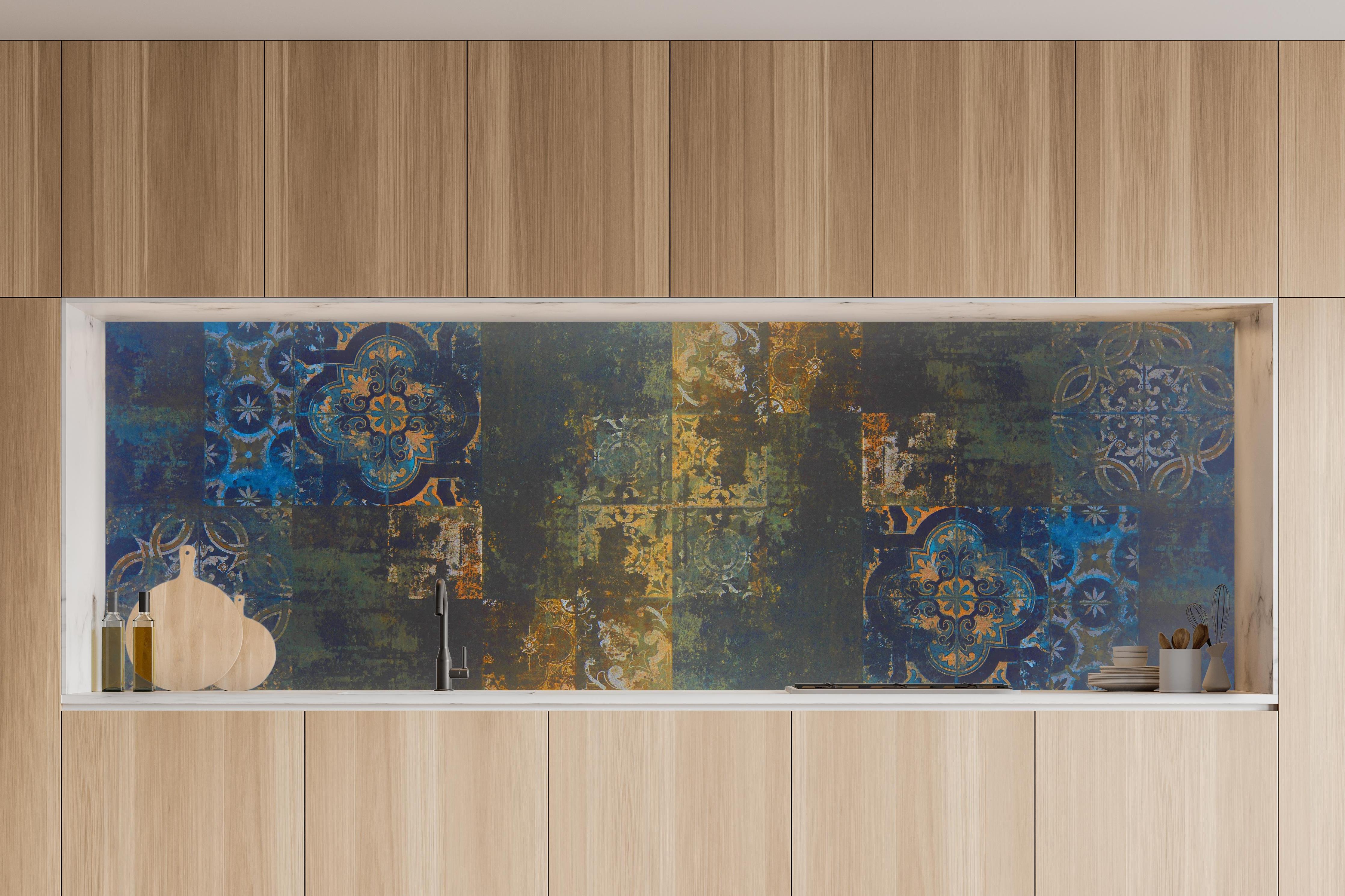 Küche - Vintage Steinfliesen in Blau-Gold in charakteristischer Vollholz-Küche mit modernem Gasherd