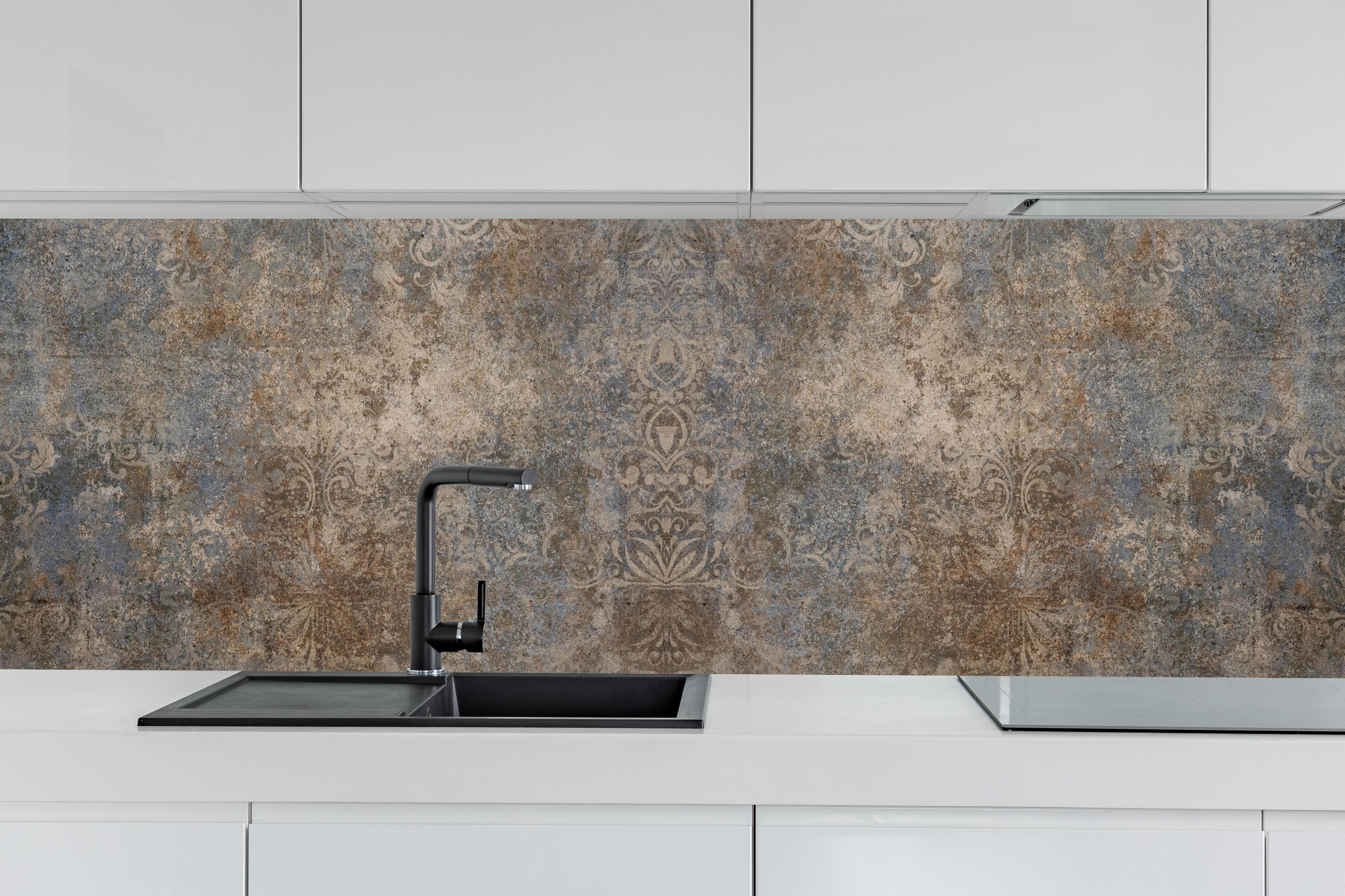 Küche - Vintage Steinmuster Fliese Braun-Blau hinter weißen Hochglanz-Küchenregalen und schwarzem Wasserhahn