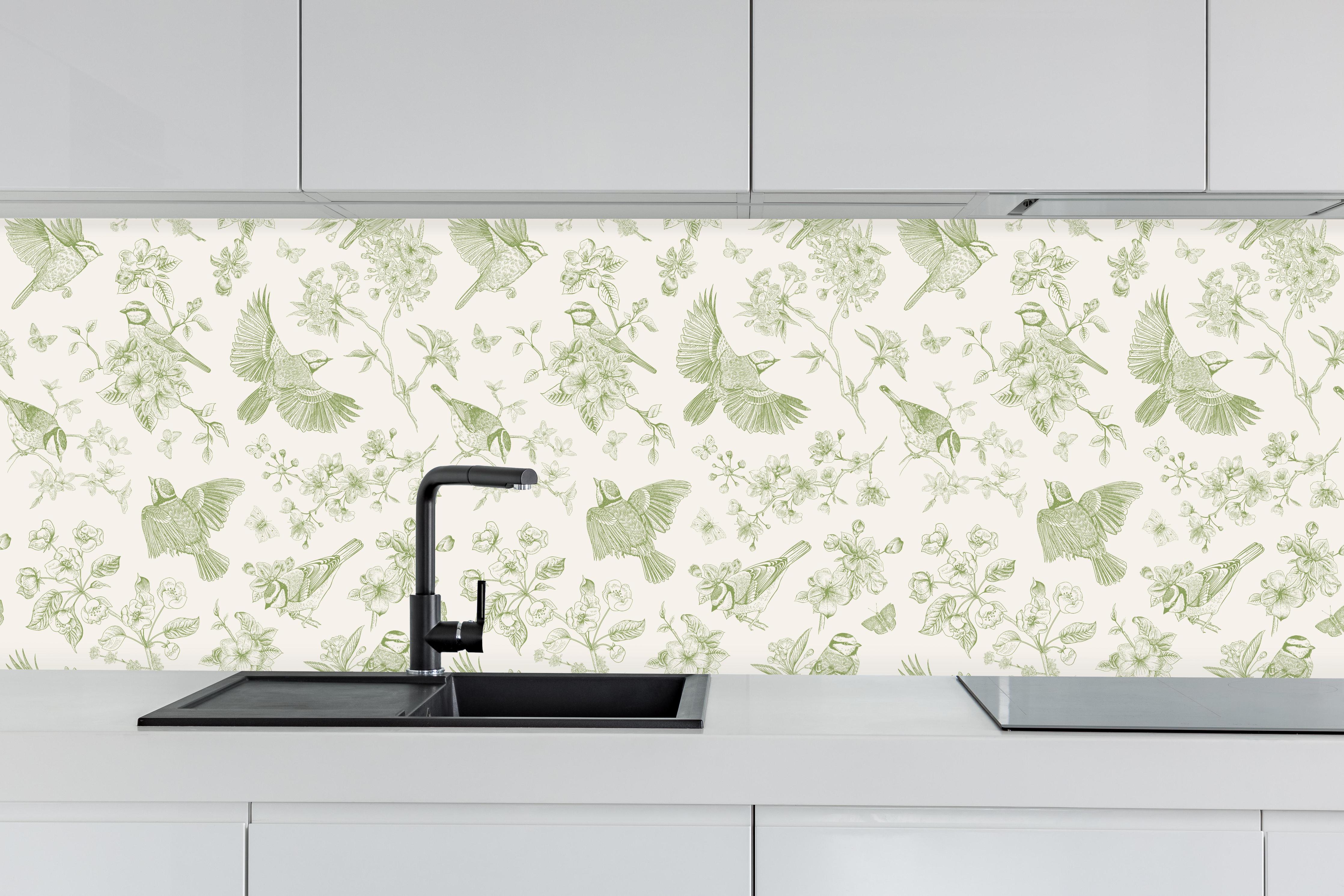 Küche - Vintage Vogelgarten Grün-Beige hinter weißen Hochglanz-Küchenregalen und schwarzem Wasserhahn