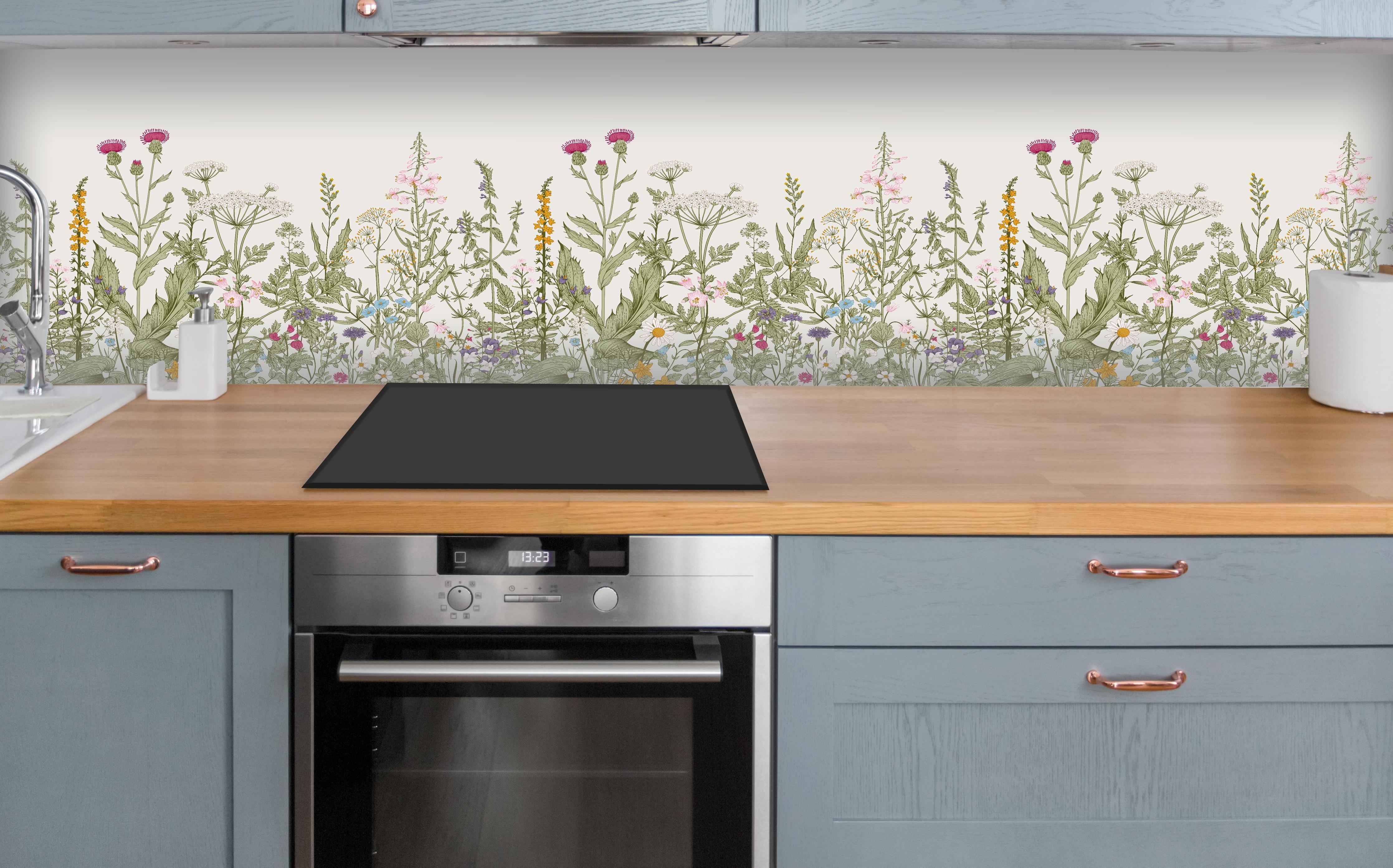 Küche - Vintage Wiesenblumen Bordüre Beige-Grün über polierter Holzarbeitsplatte mit Cerankochfeld