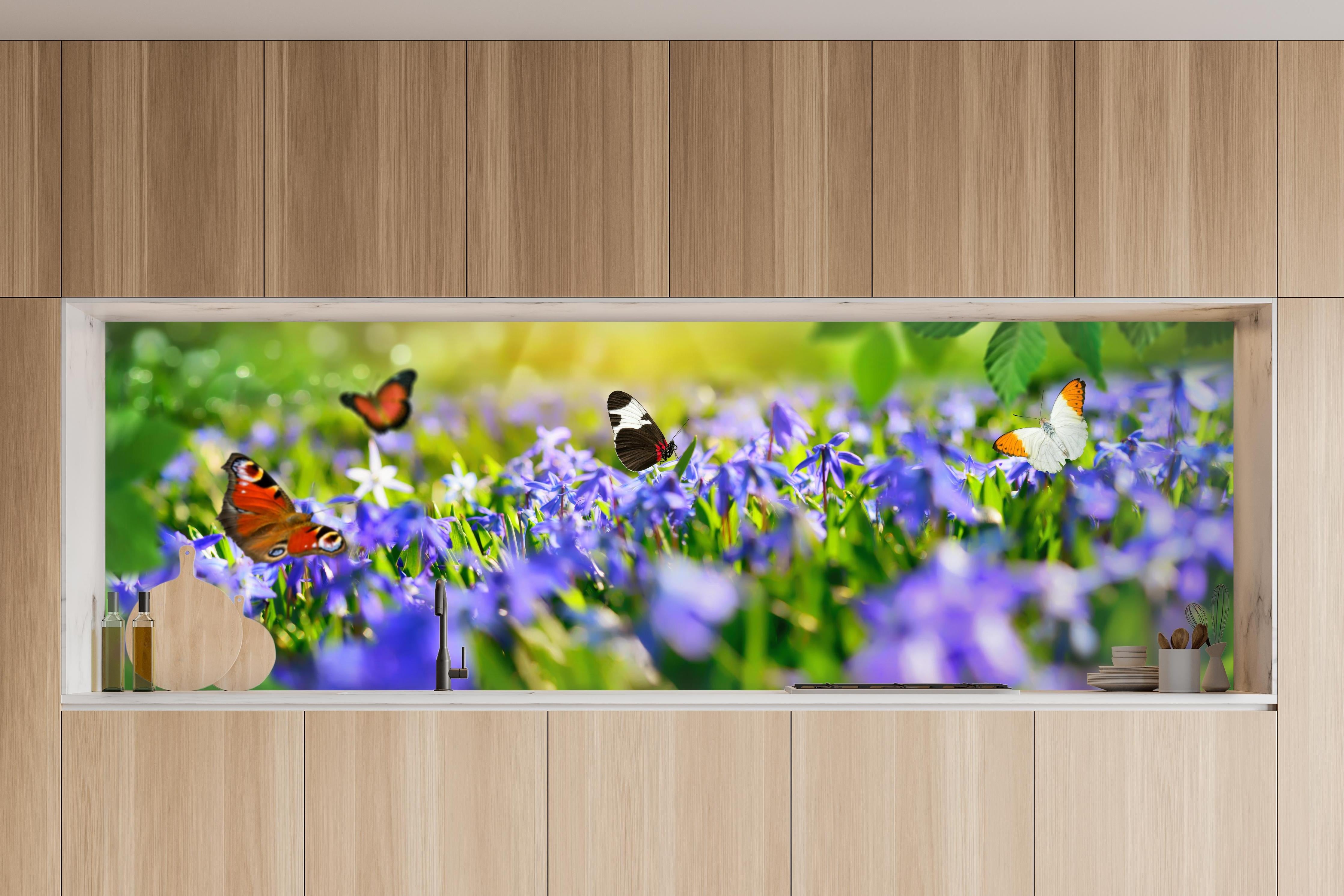 Küche - Violette Blumenwiese mit Schmetterlingen in charakteristischer Vollholz-Küche mit modernem Gasherd