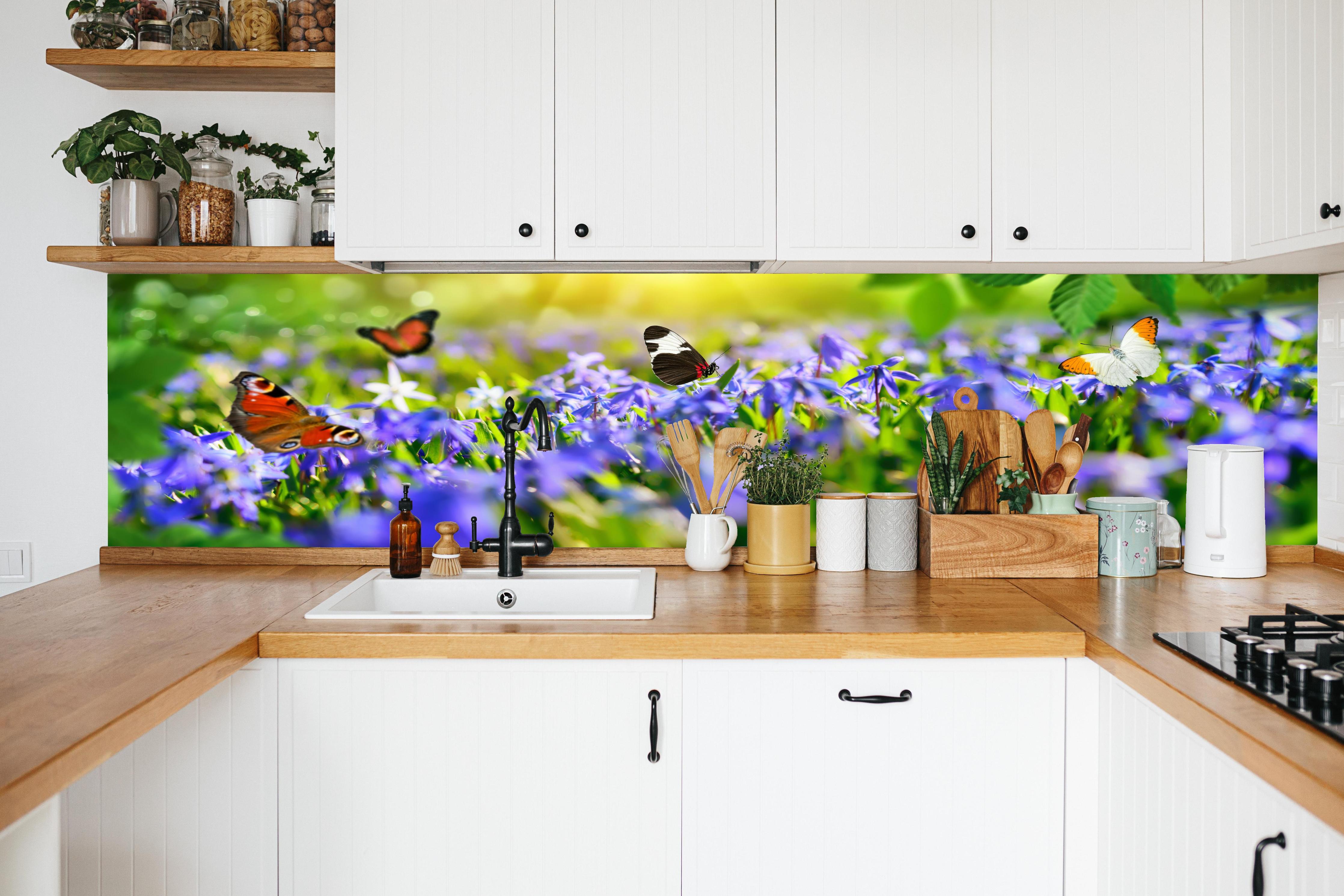 Küche - Violette Blumenwiese mit Schmetterlingen in weißer Küche hinter Gewürzen und Kochlöffeln aus Holz