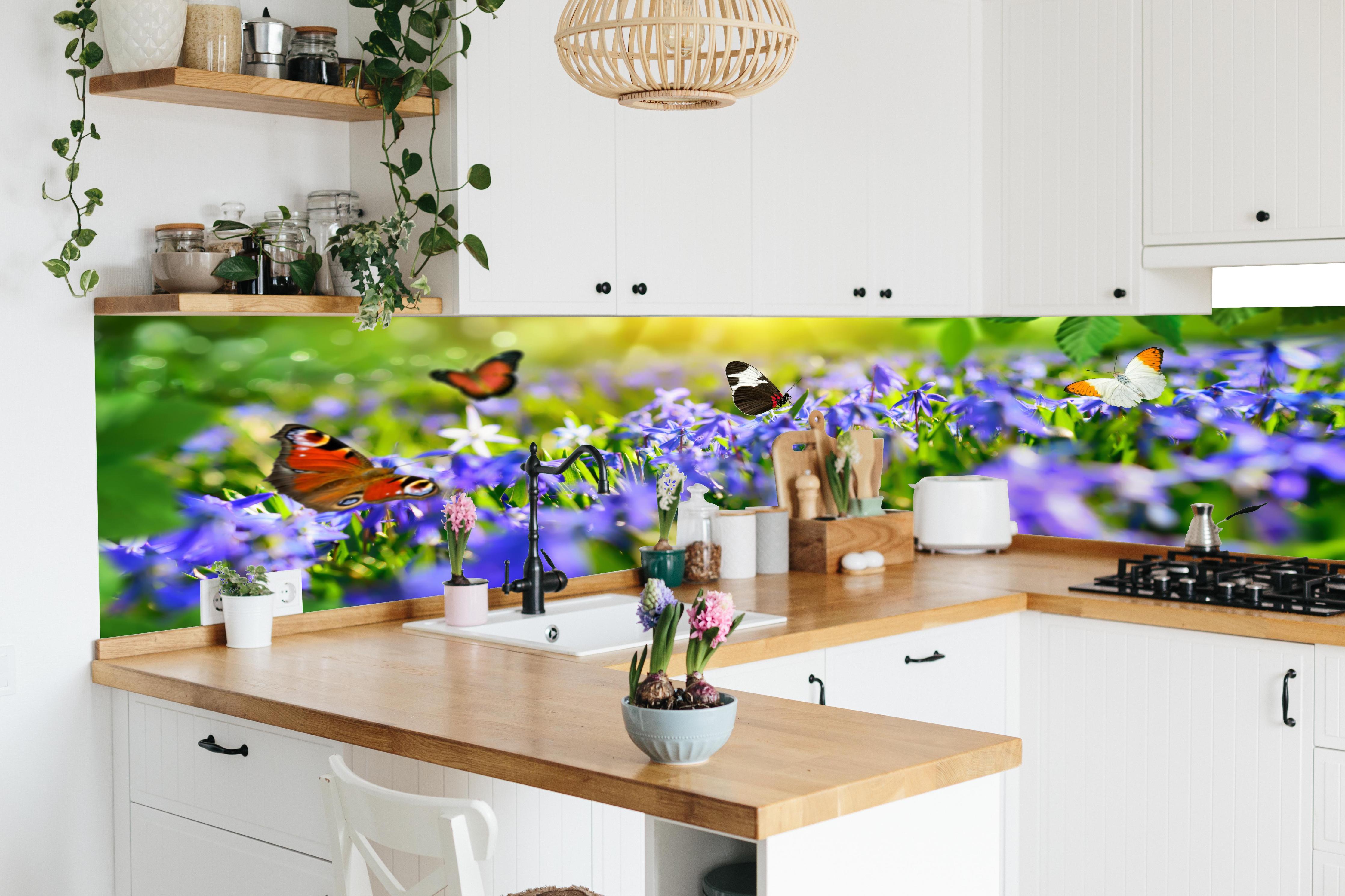 Küche - Violette Blumenwiese mit Schmetterlingen in lebendiger Küche mit bunten Blumen