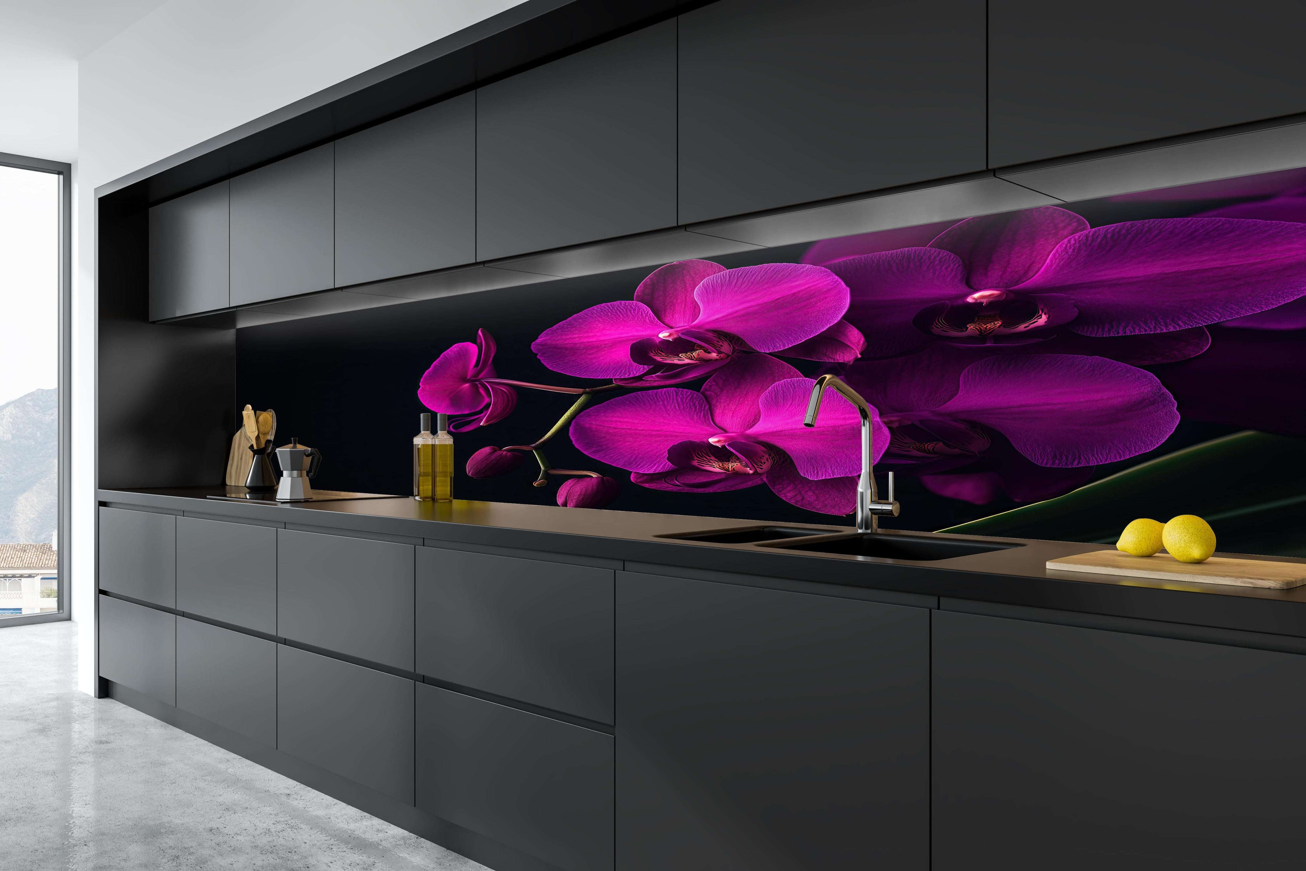 Küche - Violette Orchideen auf Schwarz in tiefschwarzer matt-premium Einbauküche