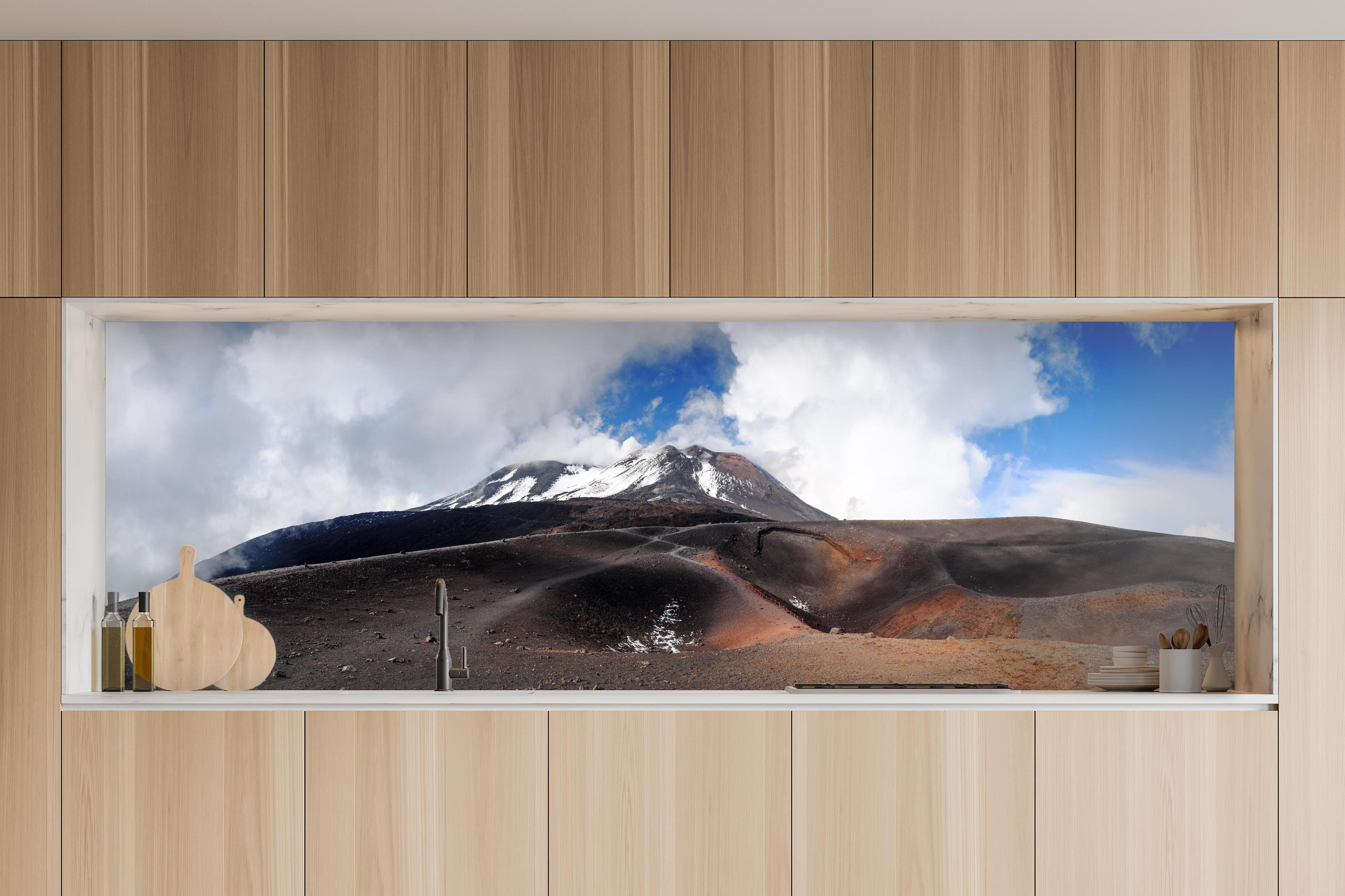 Küche - Vulkan-Panorama Braun-Grau-Blau in charakteristischer Vollholz-Küche mit modernem Gasherd