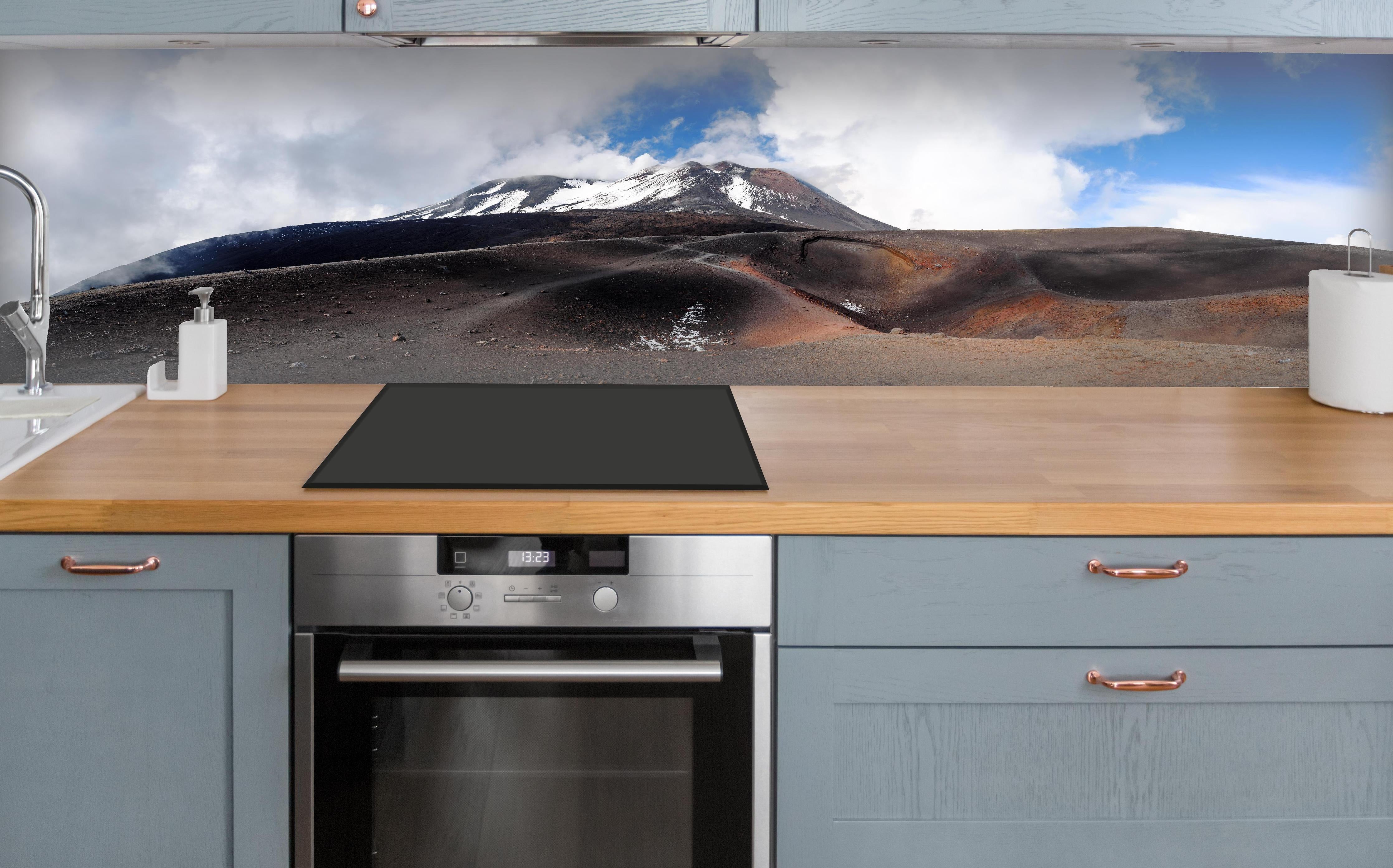 Küche - Vulkan-Panorama Braun-Grau-Blau über polierter Holzarbeitsplatte mit Cerankochfeld