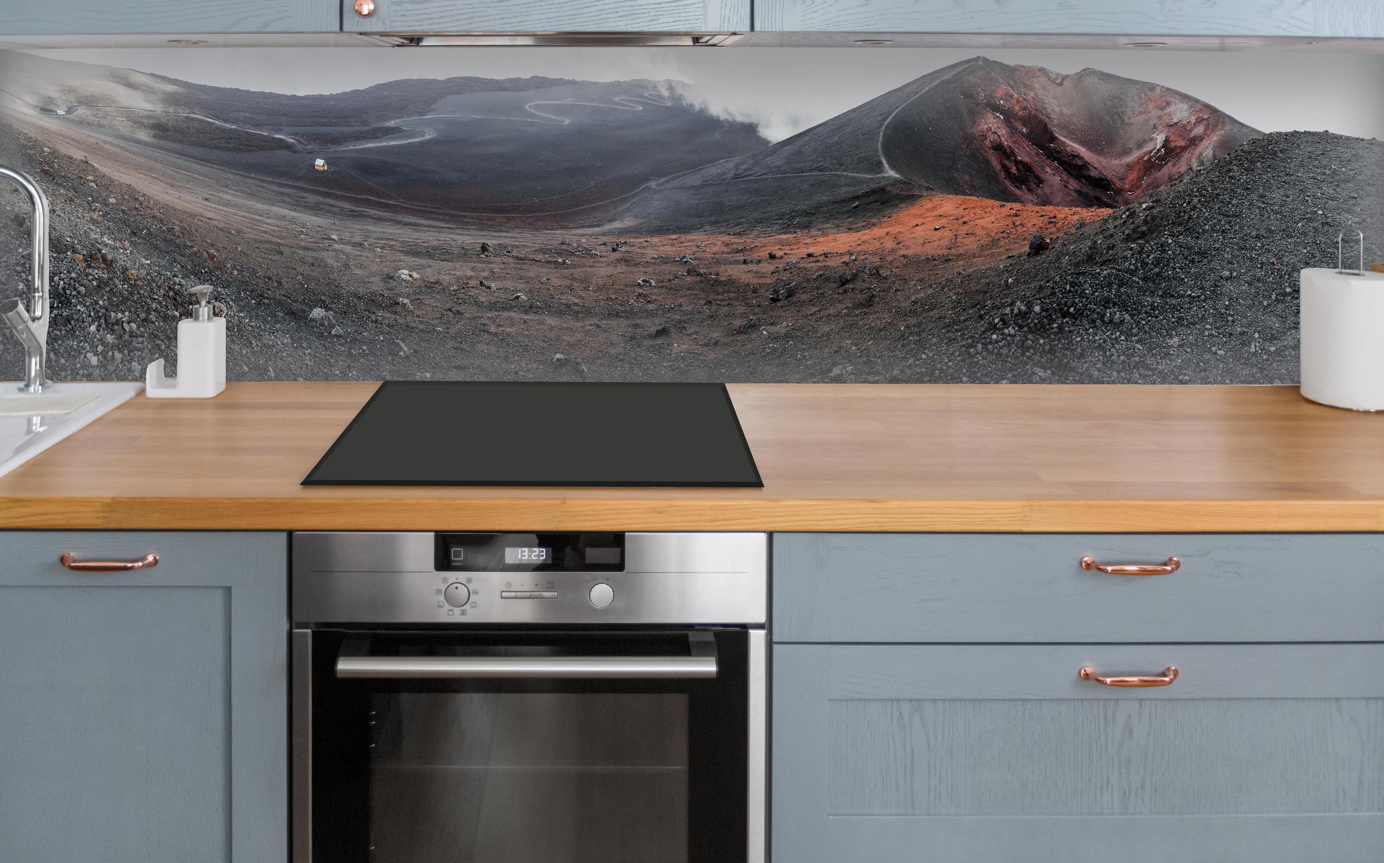 Küche - Vulkankrater Schwarz-Grau-Orange Panorama über polierter Holzarbeitsplatte mit Cerankochfeld
